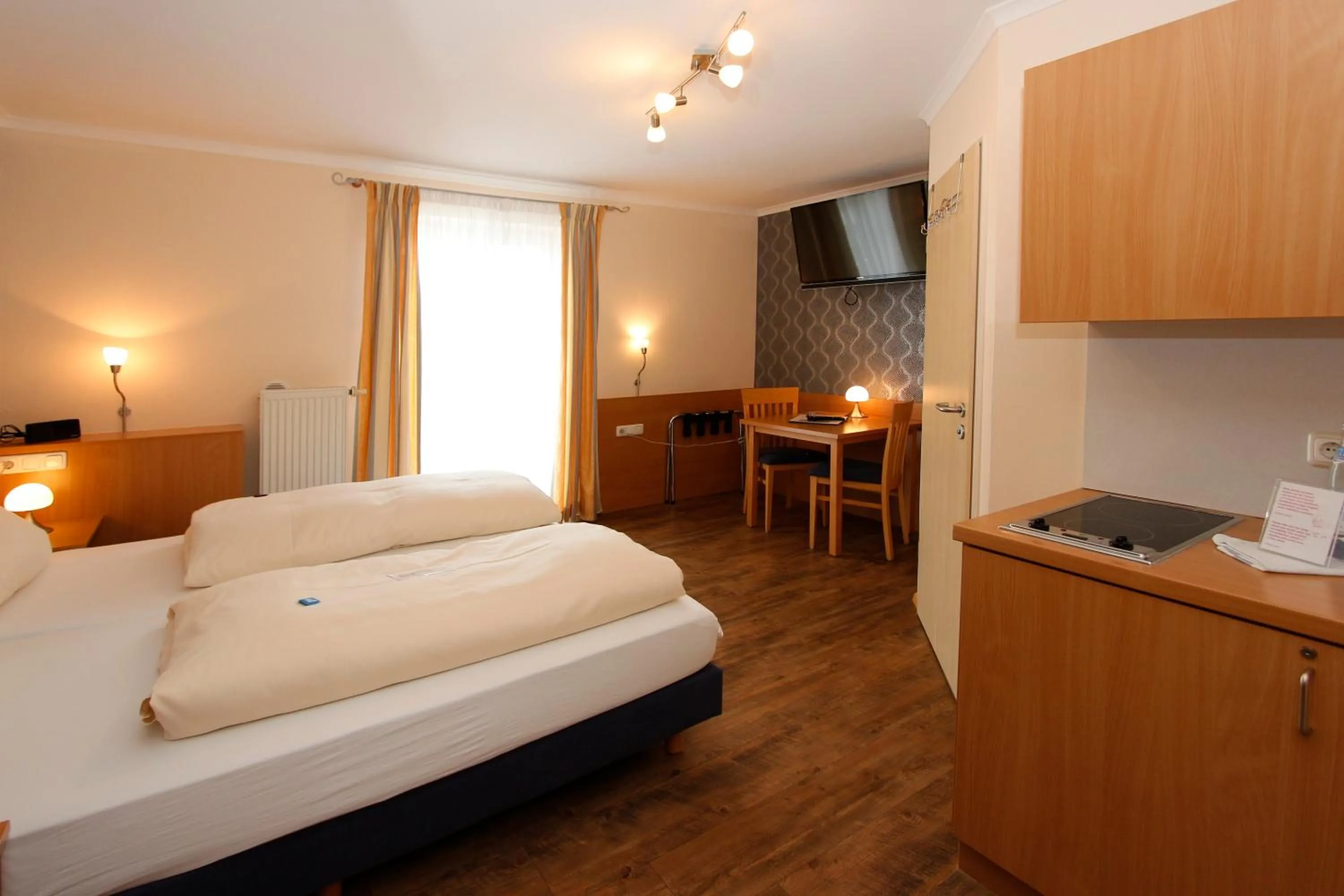 TV and multimedia, Bed in Gästehaus Zehmerhof bei Erding