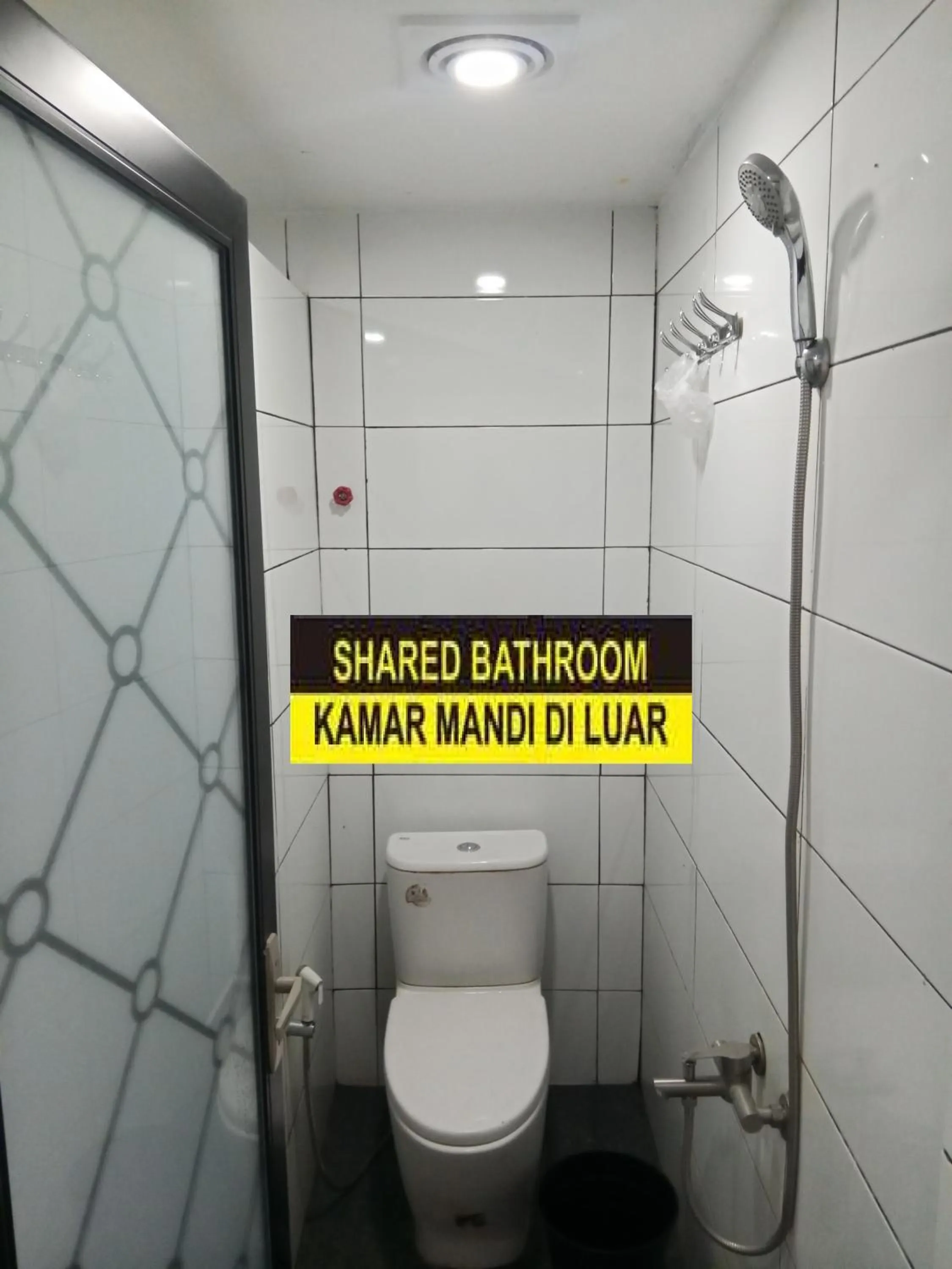 Bathroom in Hotel Pandu Lakeside Tuktuk