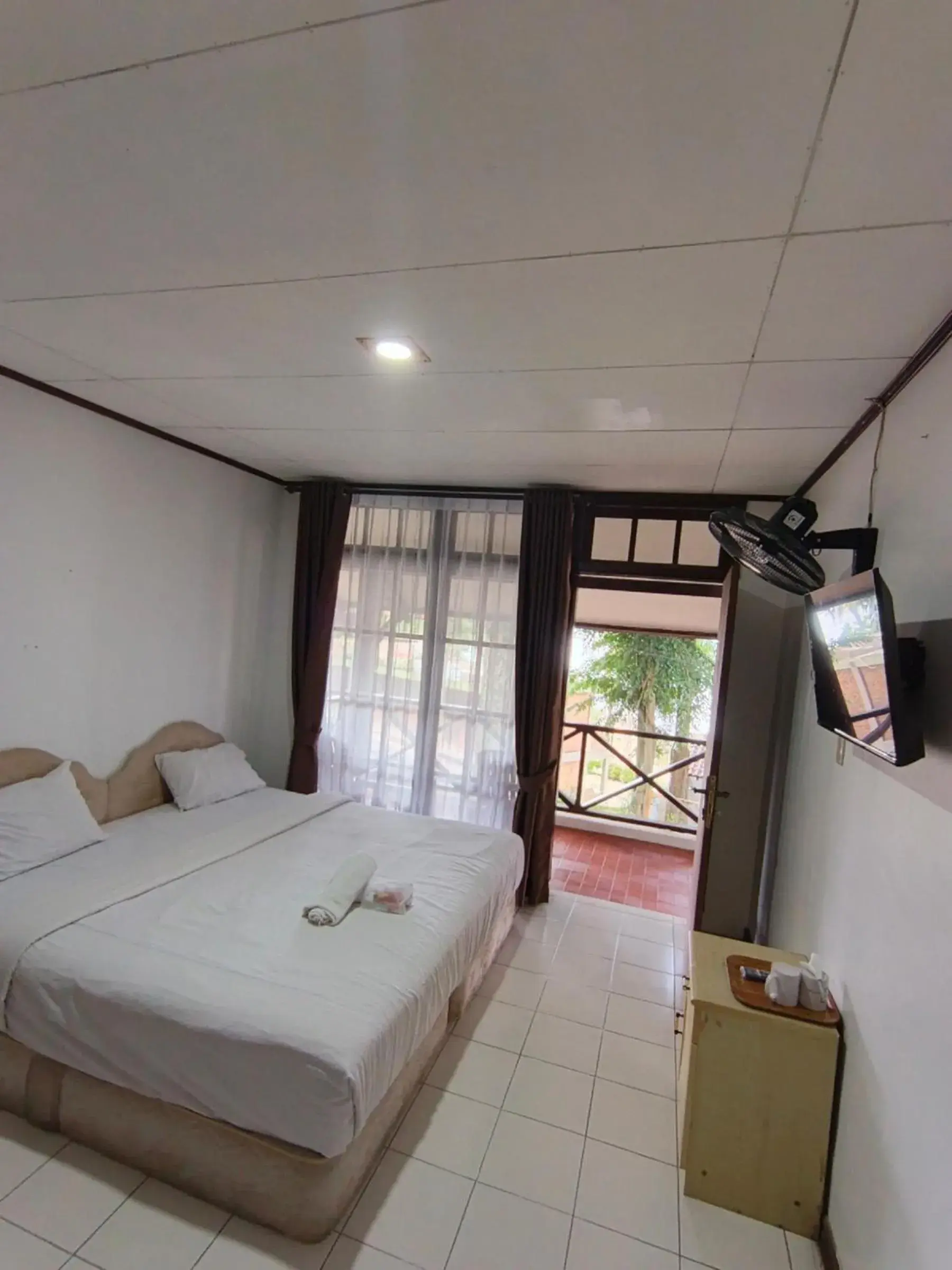 Bed in Hotel Pandu Lakeside Tuktuk Bed in Hotel Pandu Lakeside Tuktuk