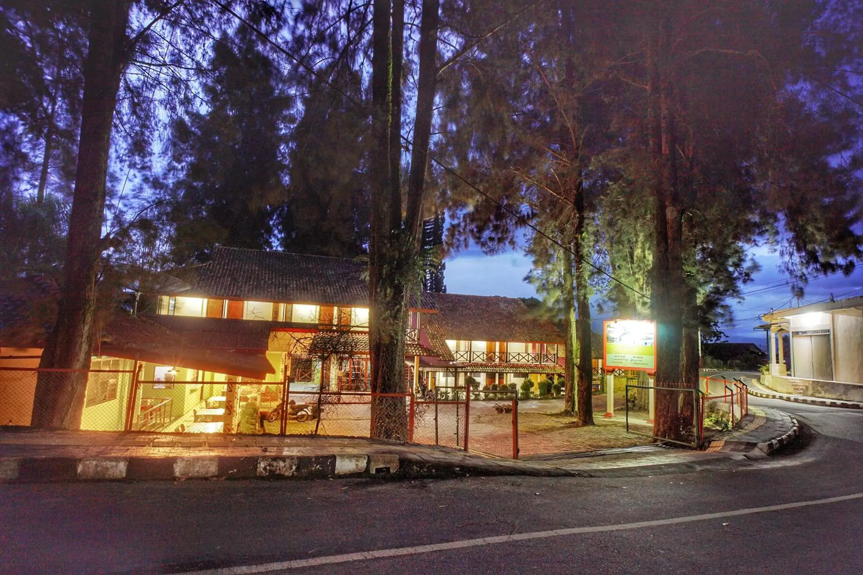 Property building in Hotel Pandu Lakeside Tuktuk Property building in Hotel Pandu Lakeside Tuktuk