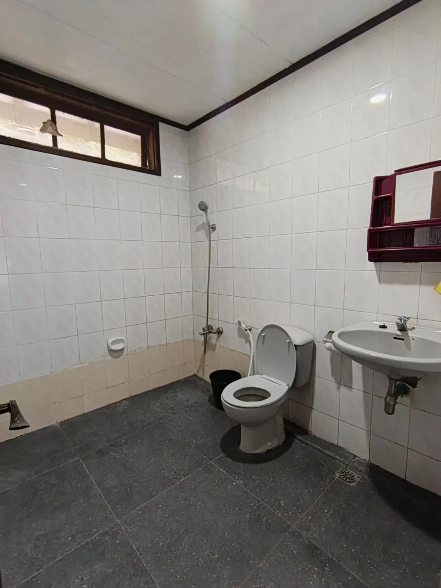 Bathroom in Hotel Pandu Lakeside Tuktuk Bathroom in Hotel Pandu Lakeside Tuktuk