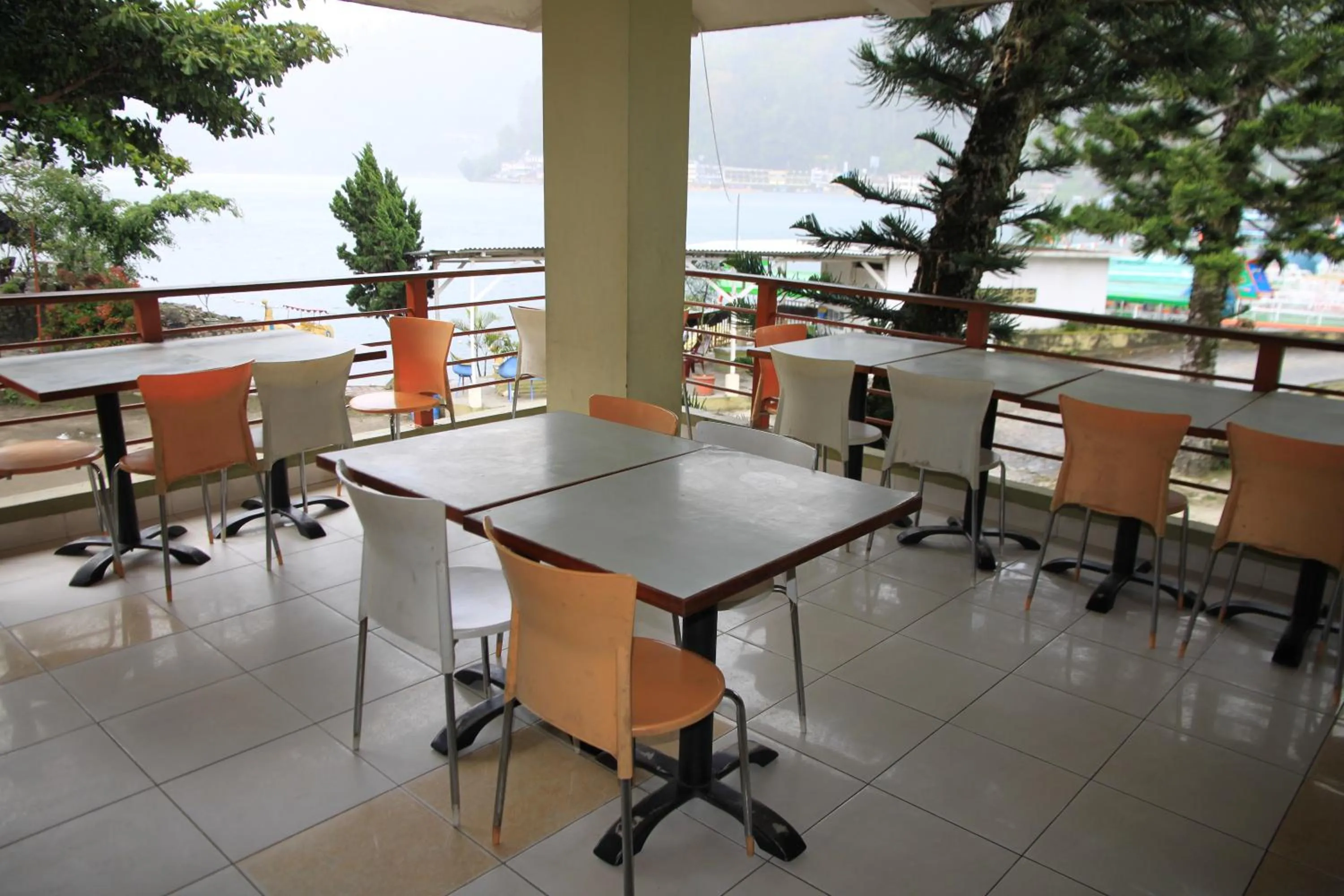 Restaurant/places to eat in Pandu Lakeside Hotel Parapat
