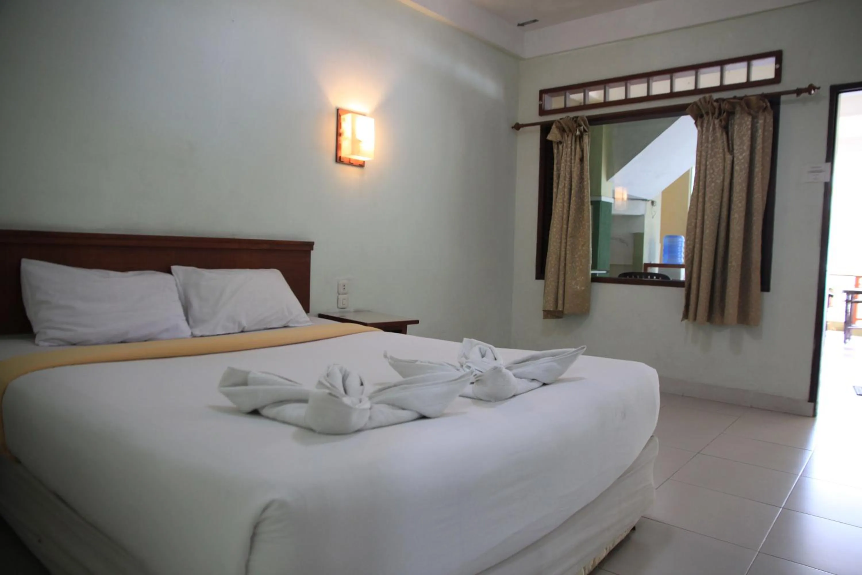 Bed in Pandu Lakeside Hotel Parapat