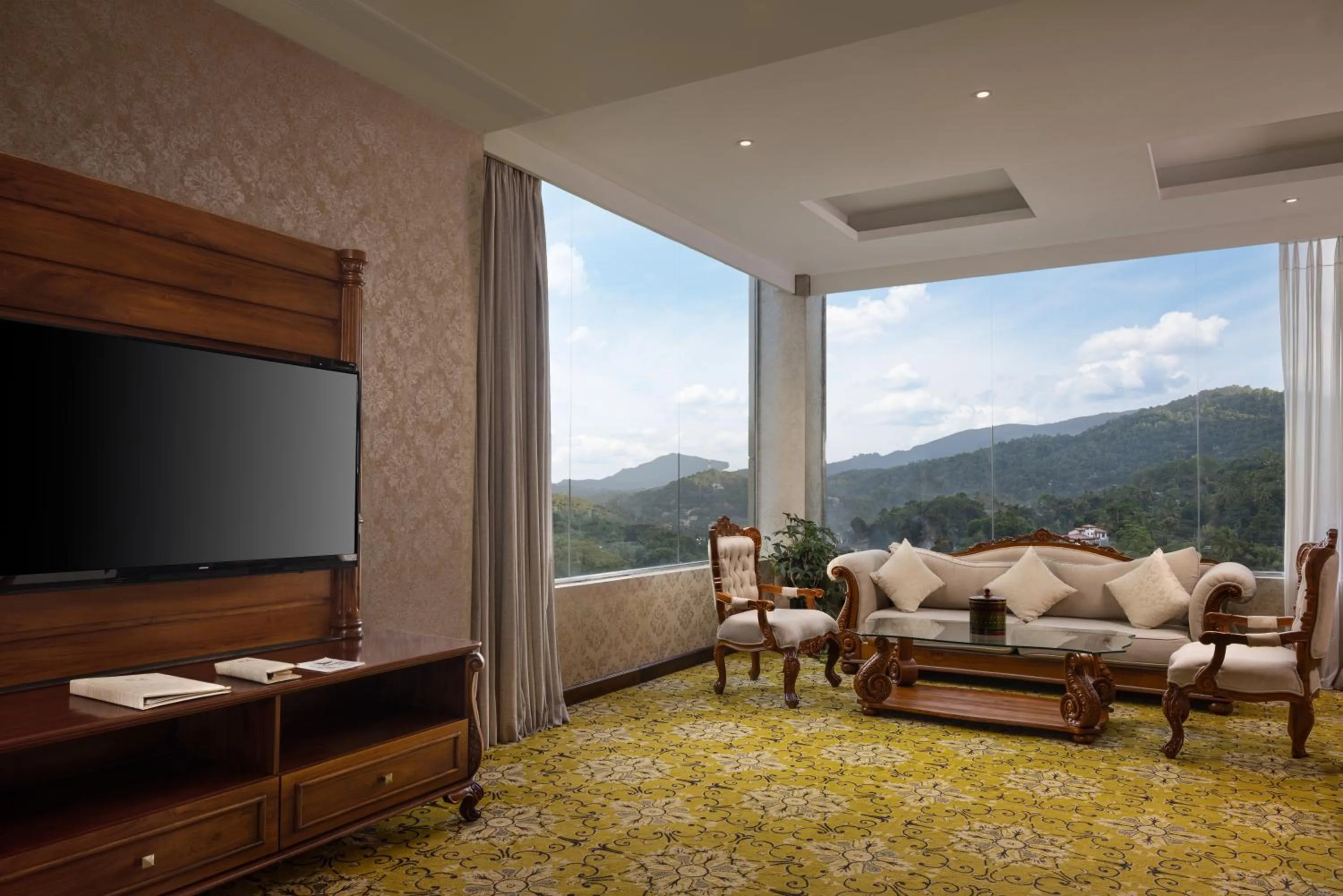 TV and multimedia in The Golden Crown Hotel