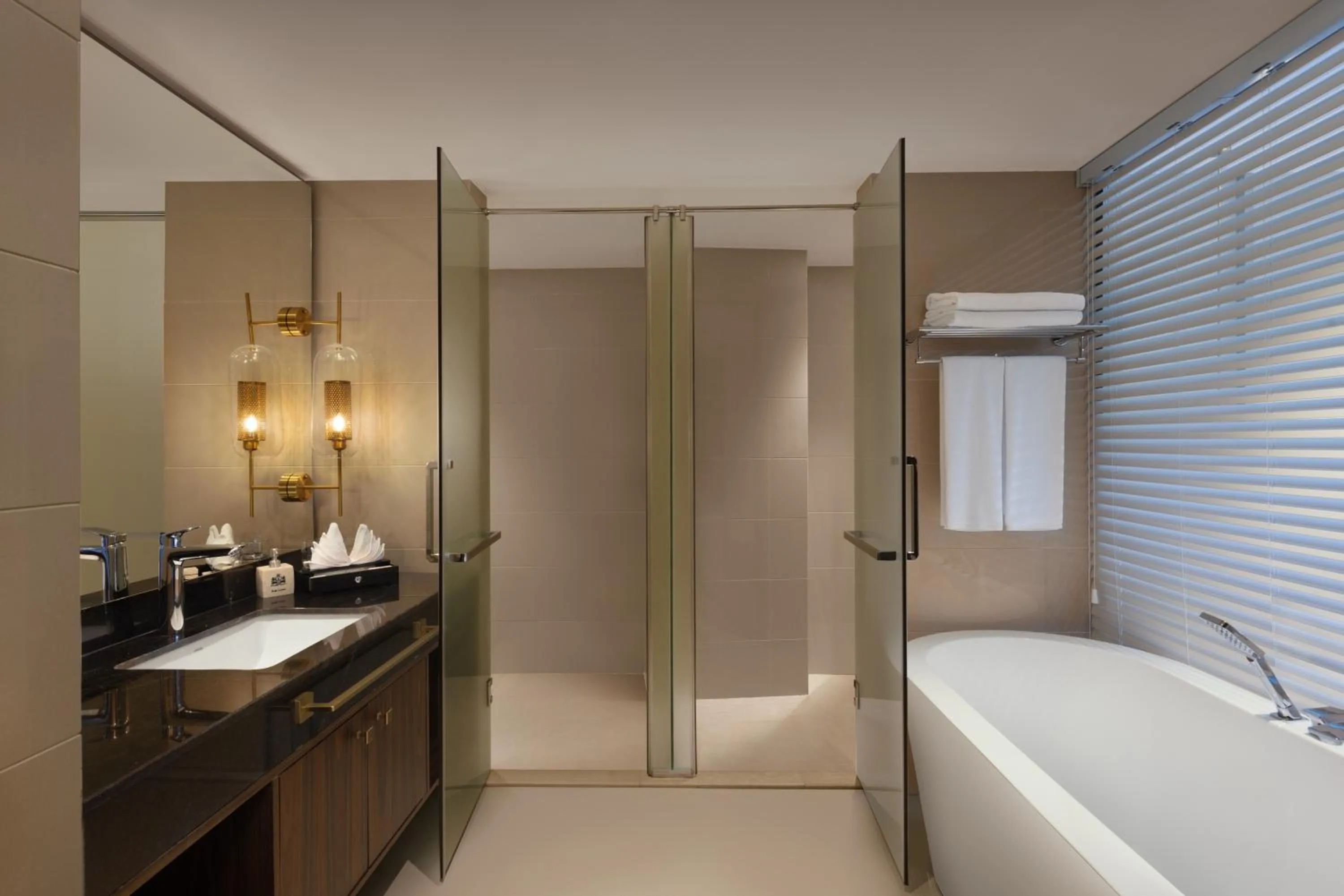 Bathroom, Bed in The Golden Crown Hotel