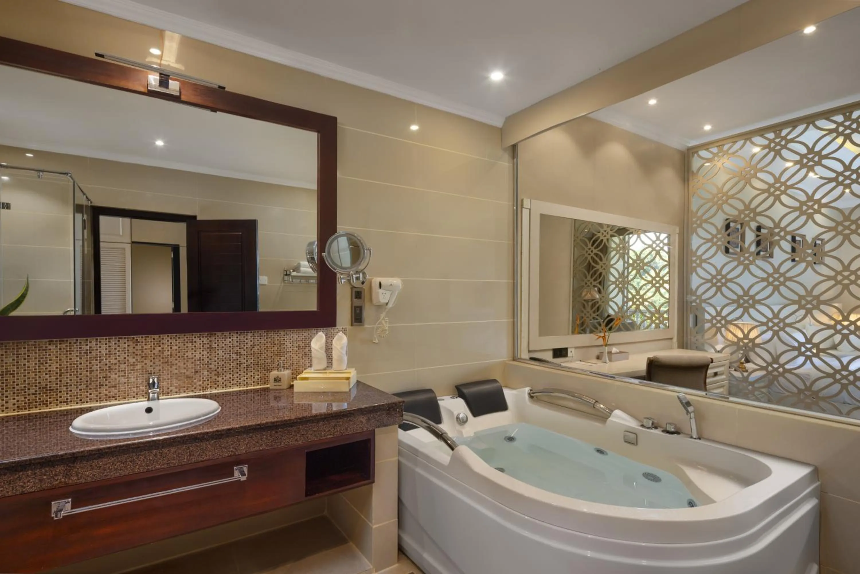 Hot Tub in The Golden Crown Hotel