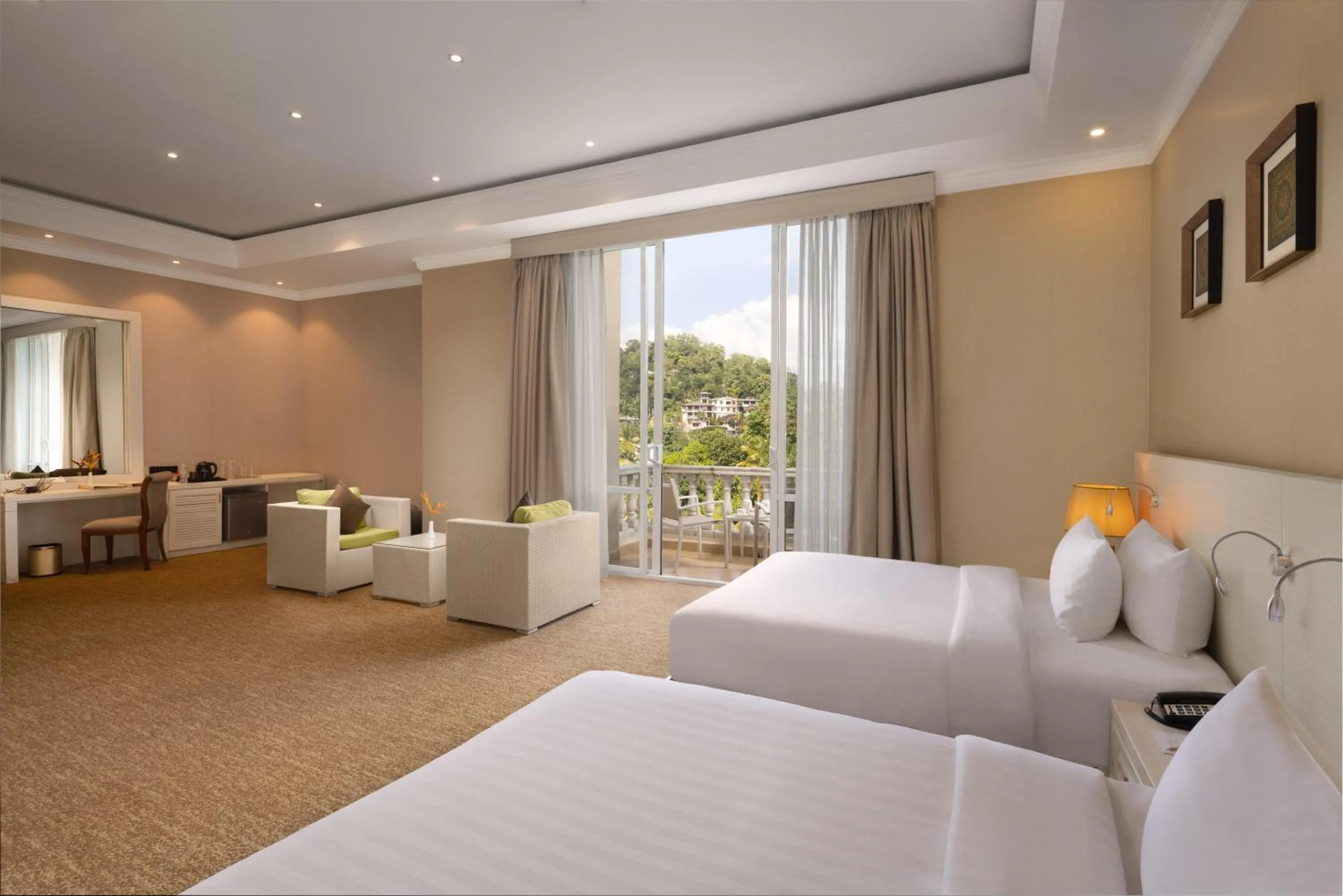 Balcony/Terrace, Bed in The Golden Crown Hotel