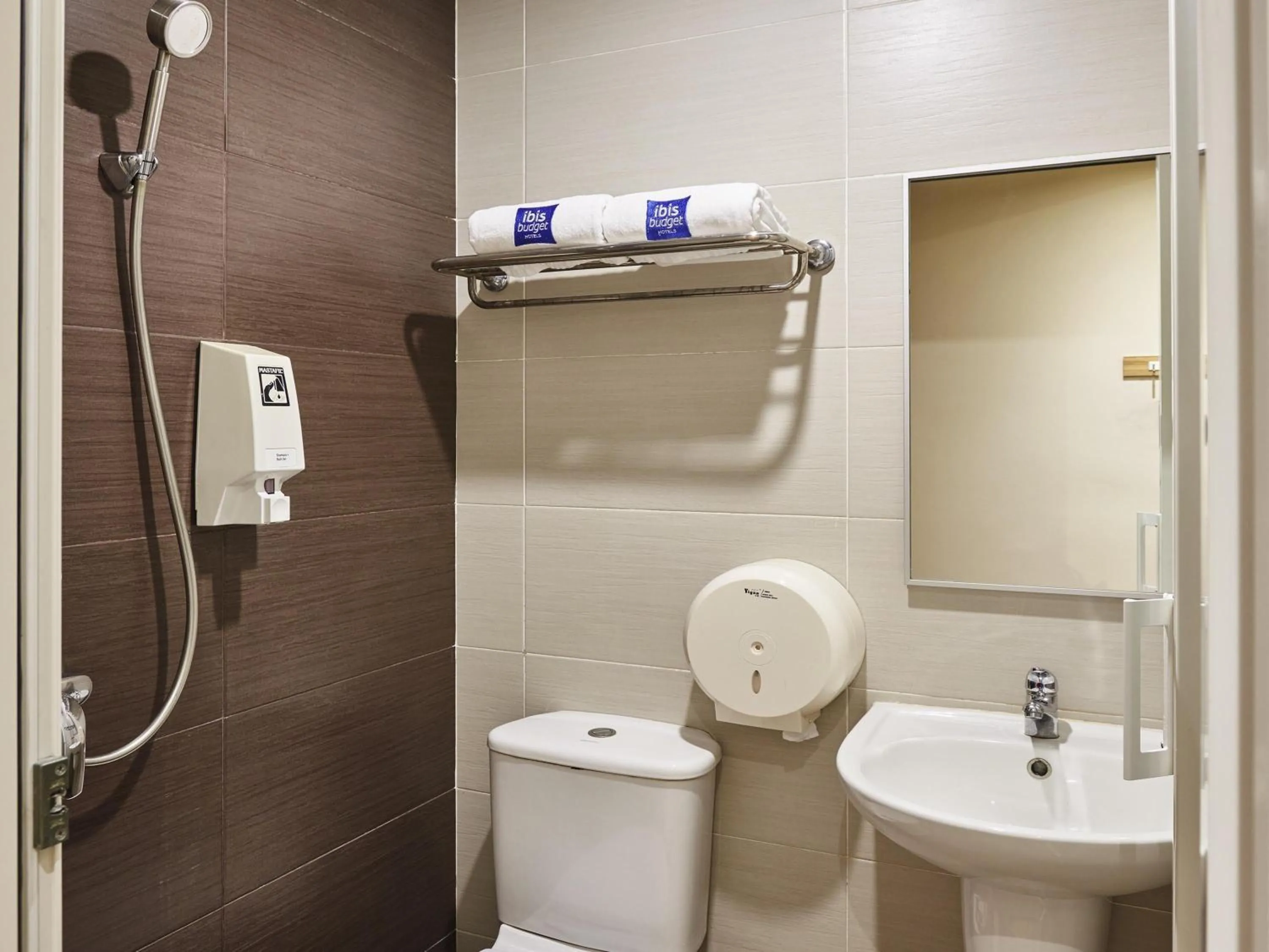 Bedroom in ibis budget Singapore West Coast