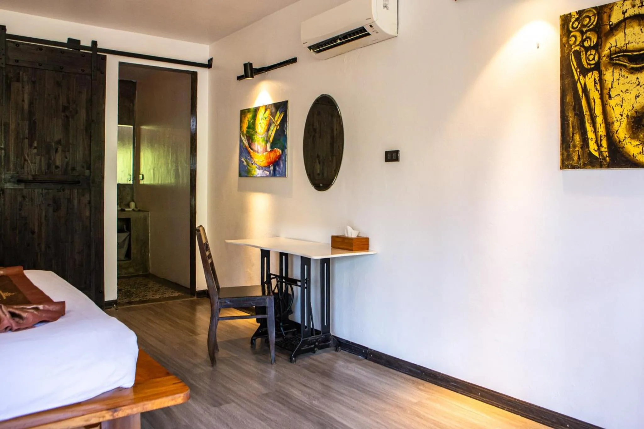 Decorative detail, Bed in Victory Road Villas