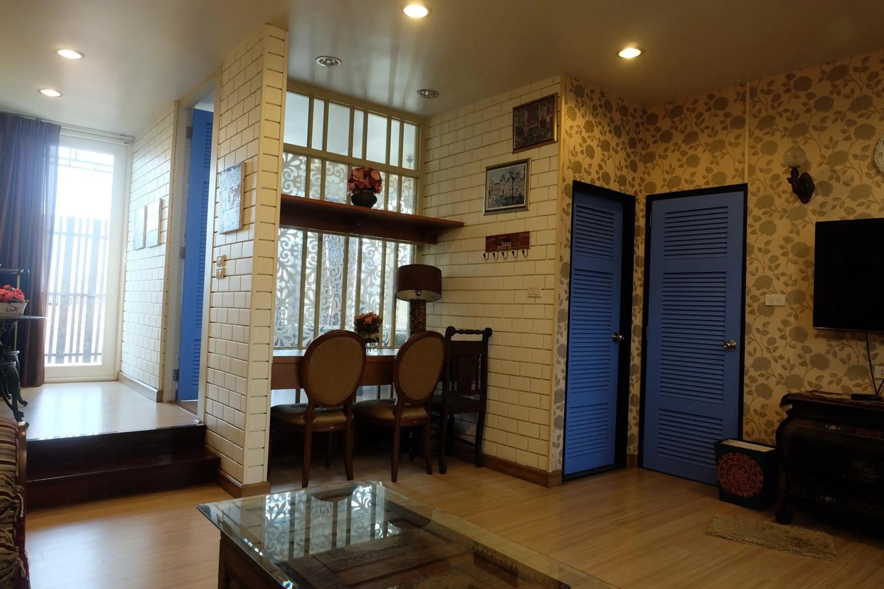 Seating area in Sabai Sabai@Sukhumvit Hotel