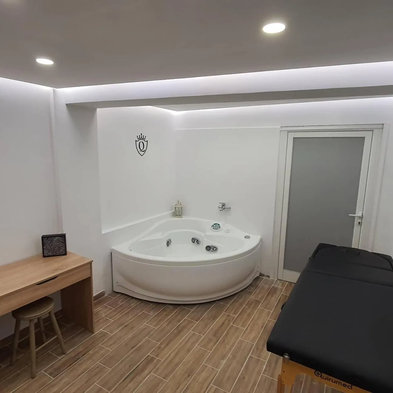 Hot Tub in Elizabeth Suites