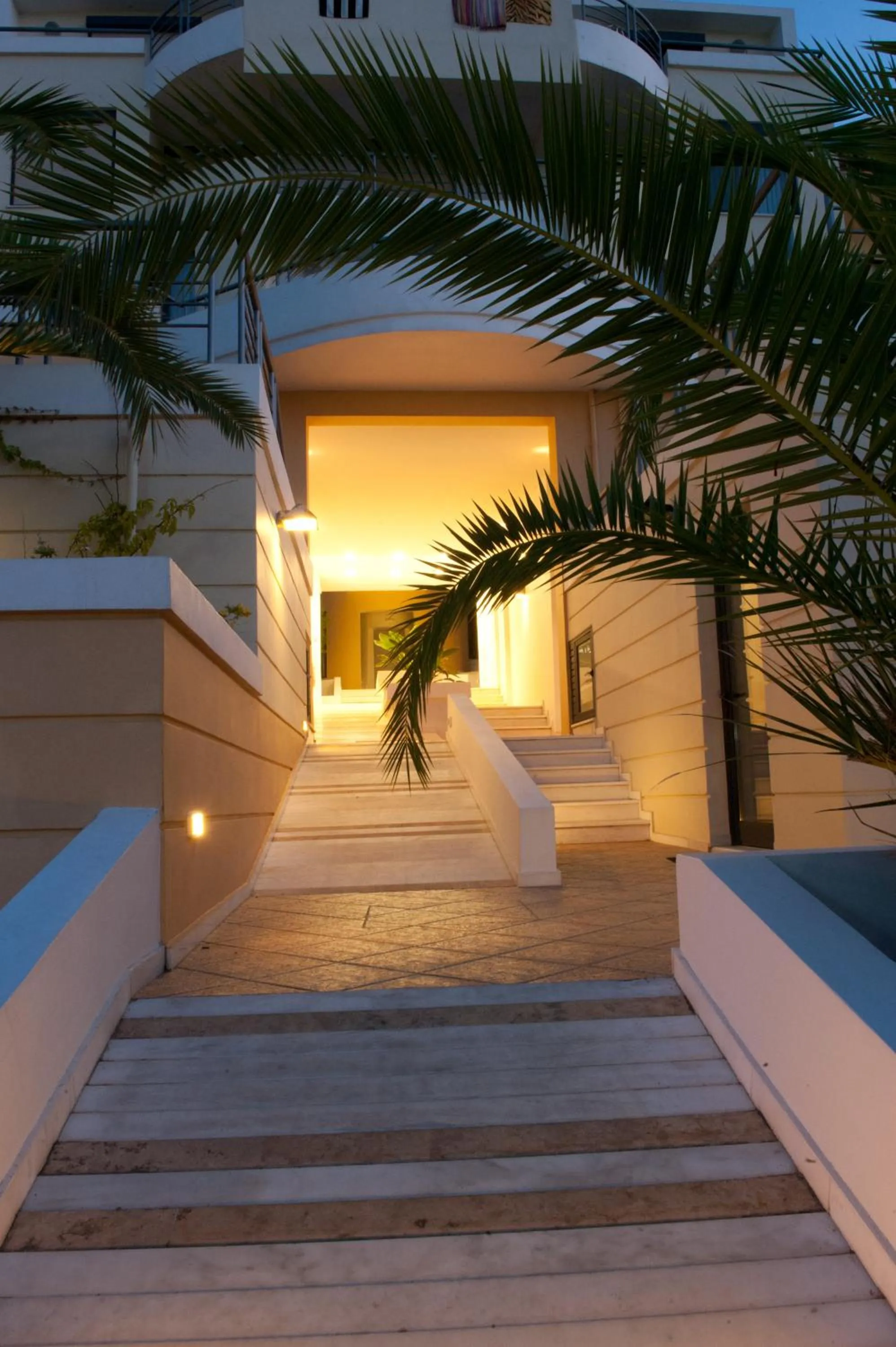 Facade/entrance in Elizabeth Suites