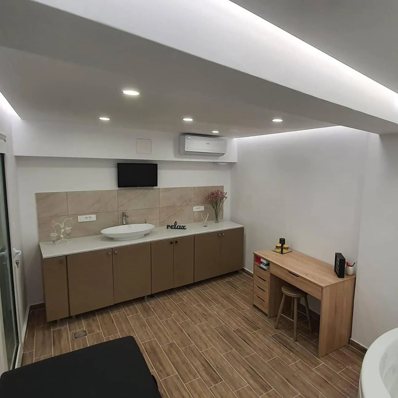 Massage in Elizabeth Suites