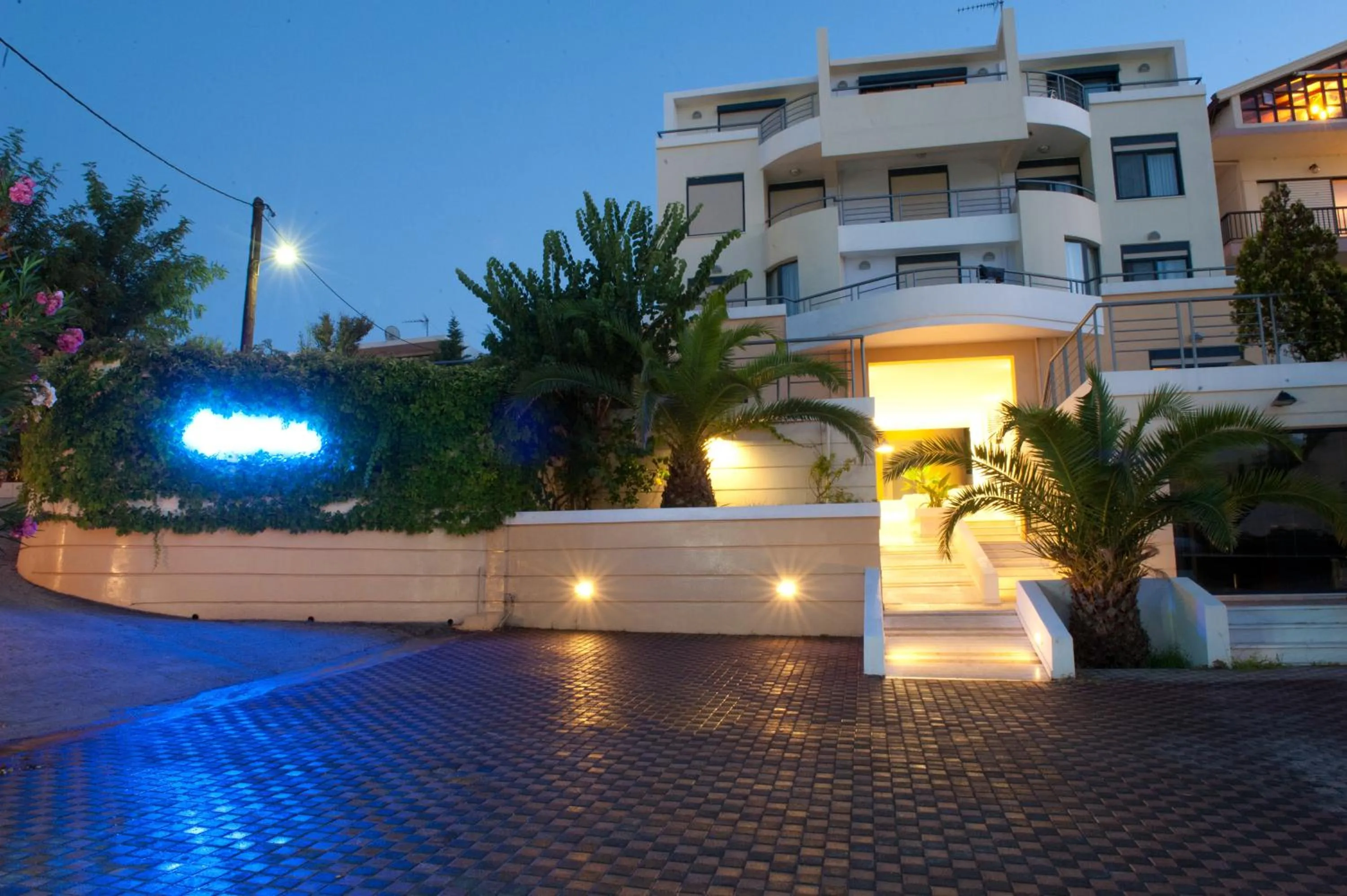 Facade/entrance in Elizabeth Suites