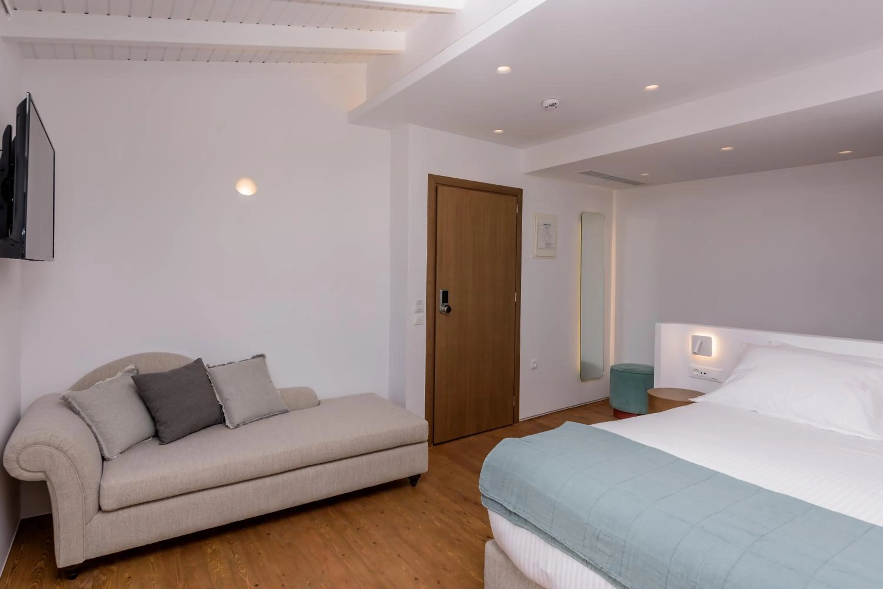 Photo of the whole room, Bed in Iraklion Hotel