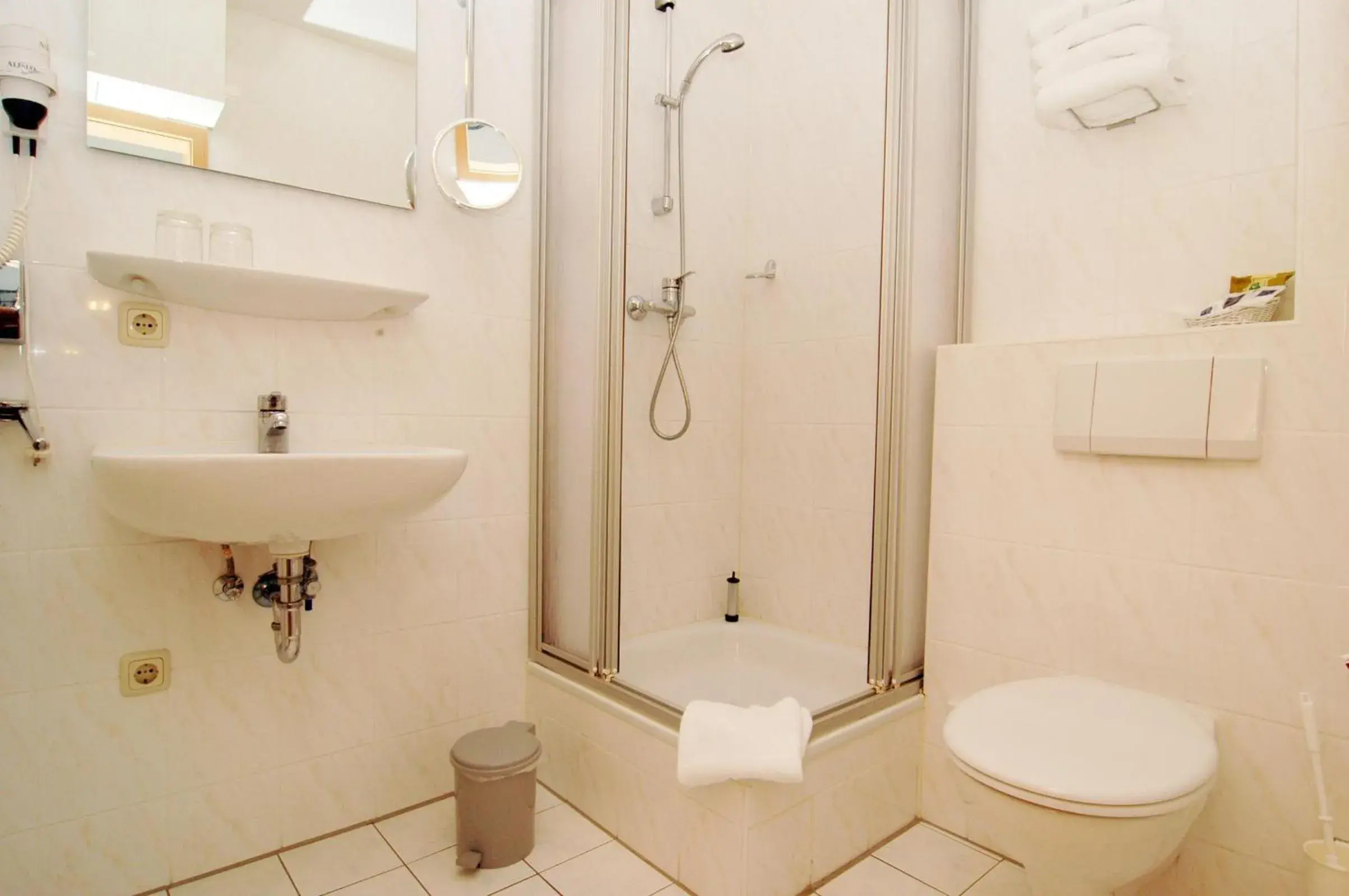 Economy 1 Bedroom Apartment - single occupancy - Ground Floor- Annex in Panorama Hotel Lohme Economy 1 Bedroom Apartment - single occupancy - Ground Floor- Annex in Panorama Hotel Lohme