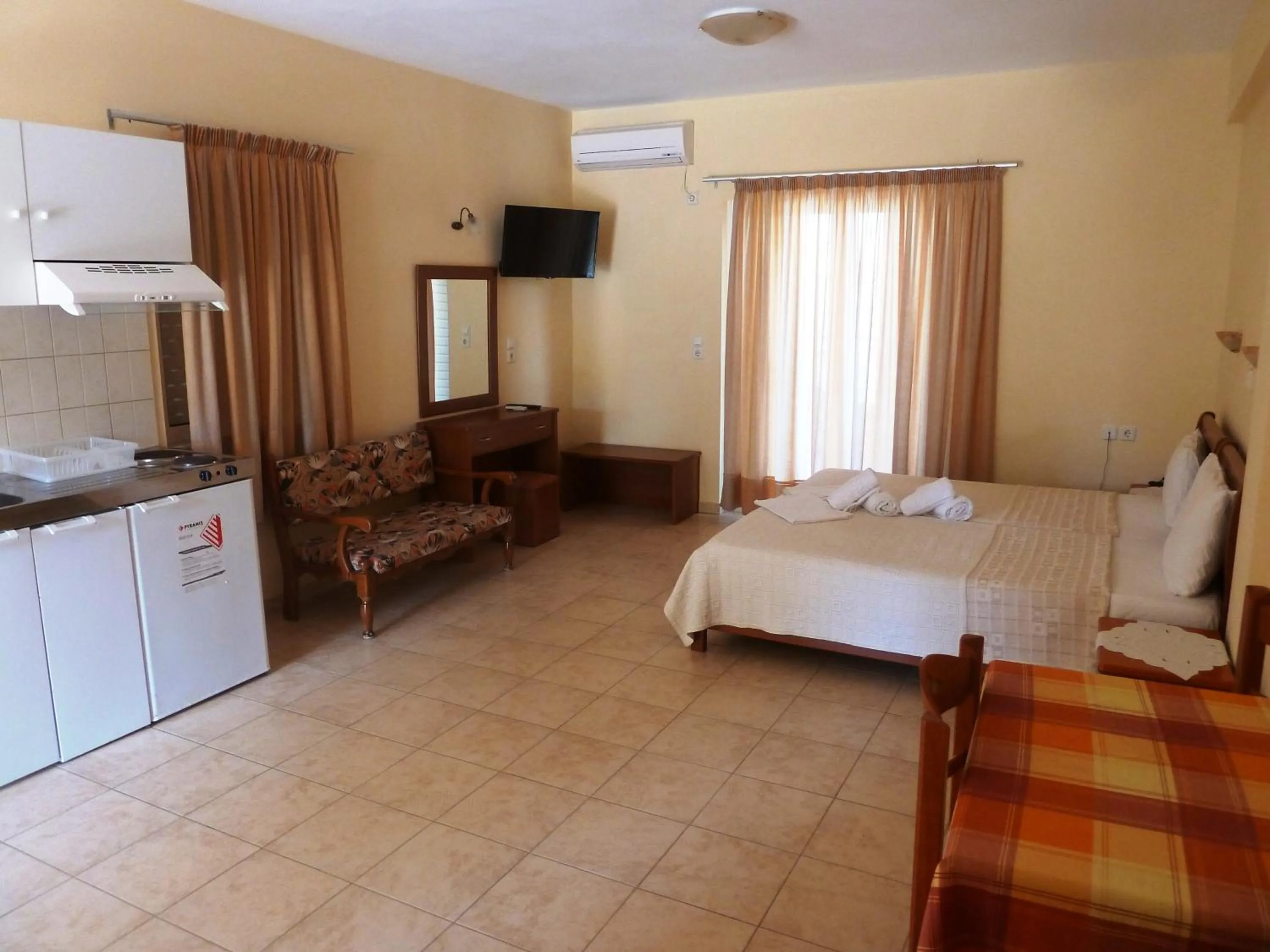 Photo of the whole room, Bed in Elafonisos Diamond Resort