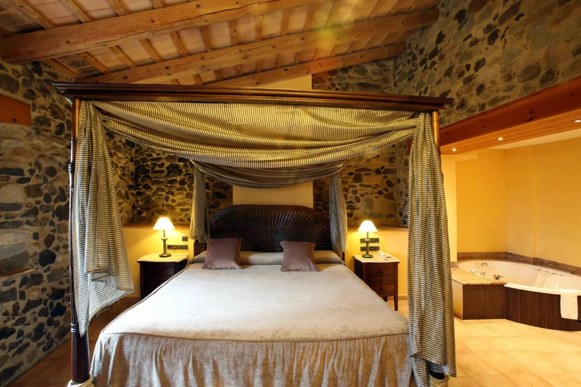 Suite - Double Jacuzzi nº 1 in Mas la Casassa Suite - Double Jacuzzi nº 1 in Mas la Casassa