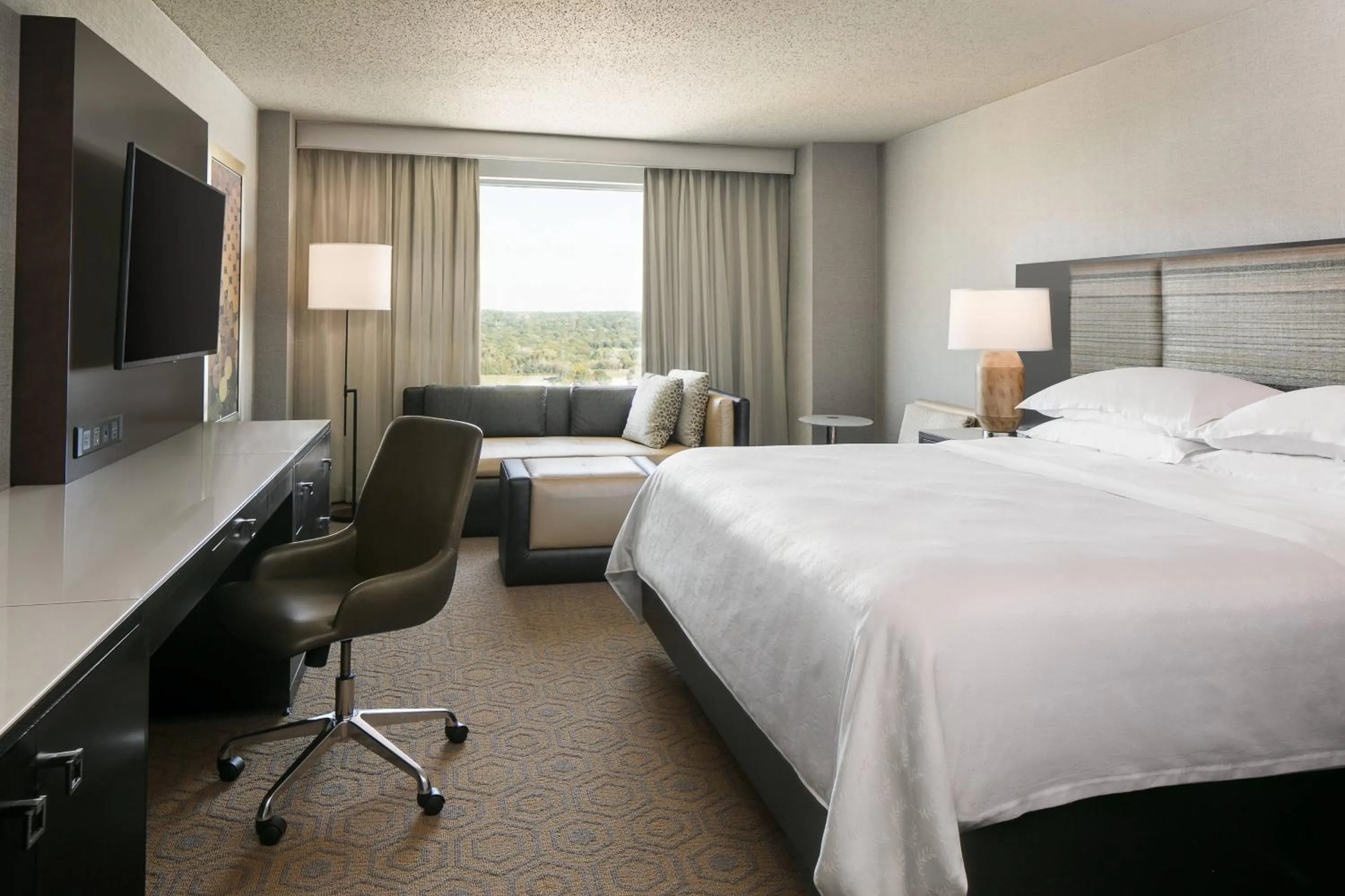 Photo of the whole room, Bed in Sheraton Overland Park Hotel at the Convention Center
