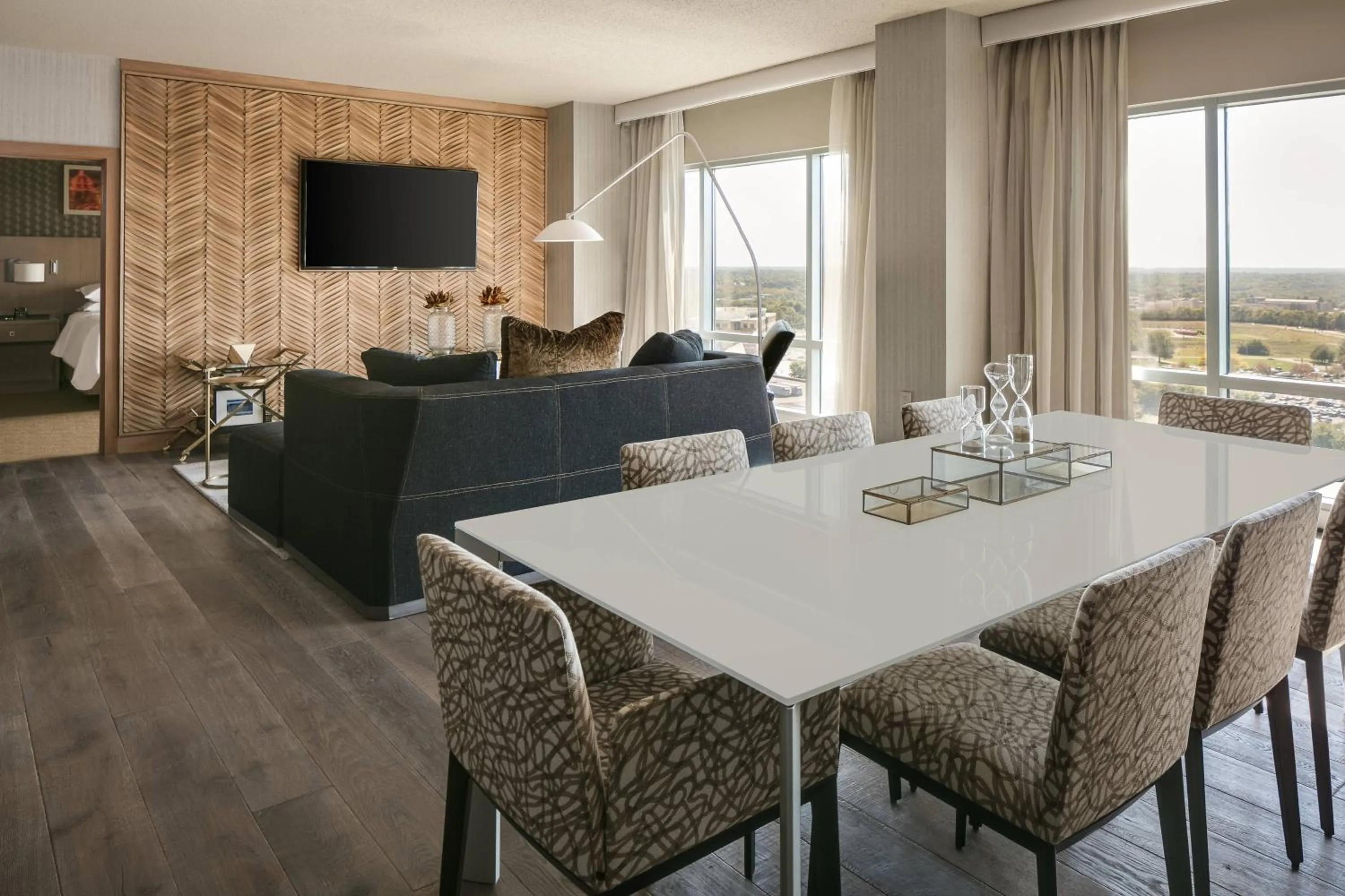 Living room in Sheraton Overland Park Hotel at the Convention Center