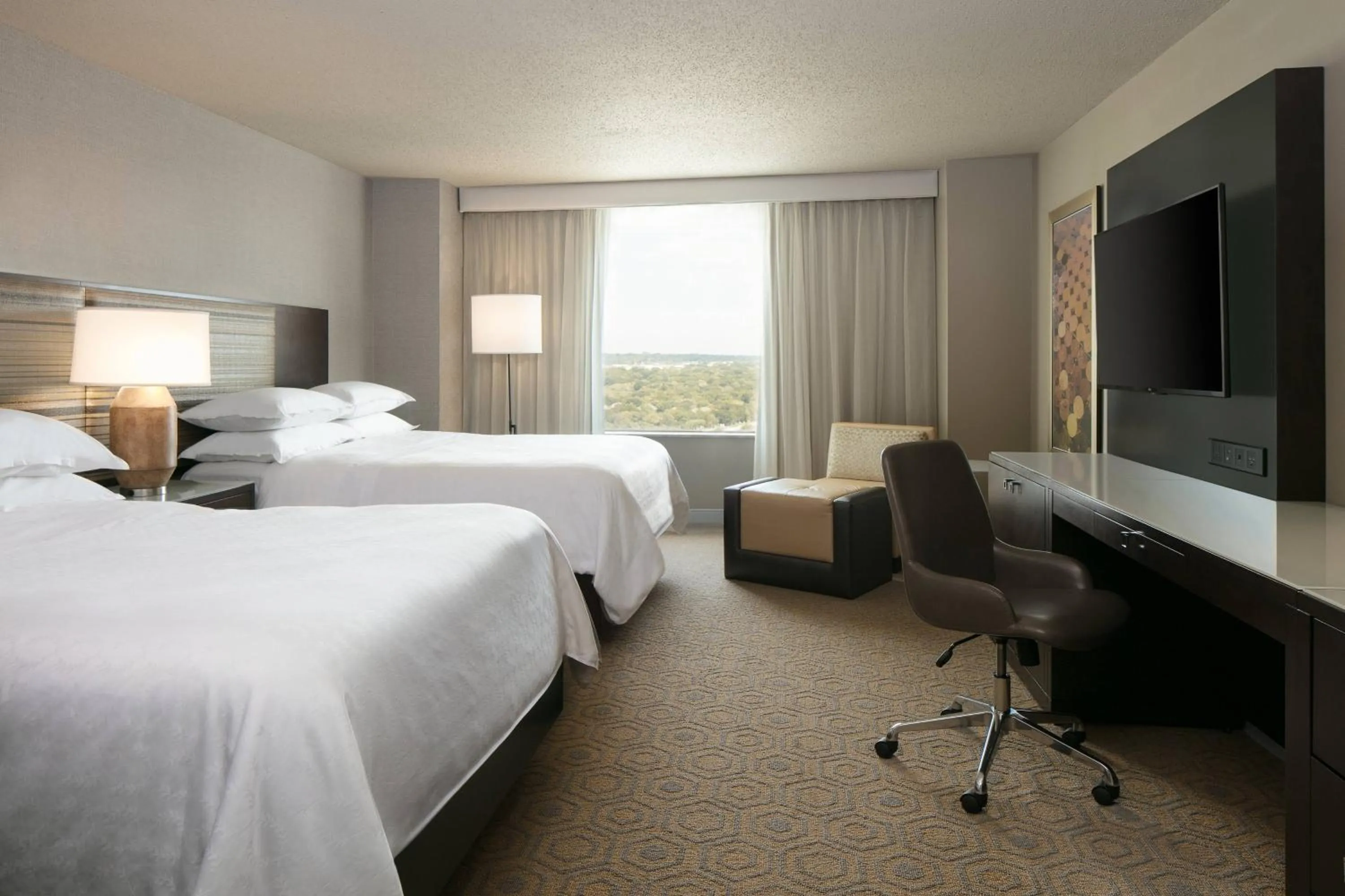 Photo of the whole room, Bed in Sheraton Overland Park Hotel at the Convention Center
