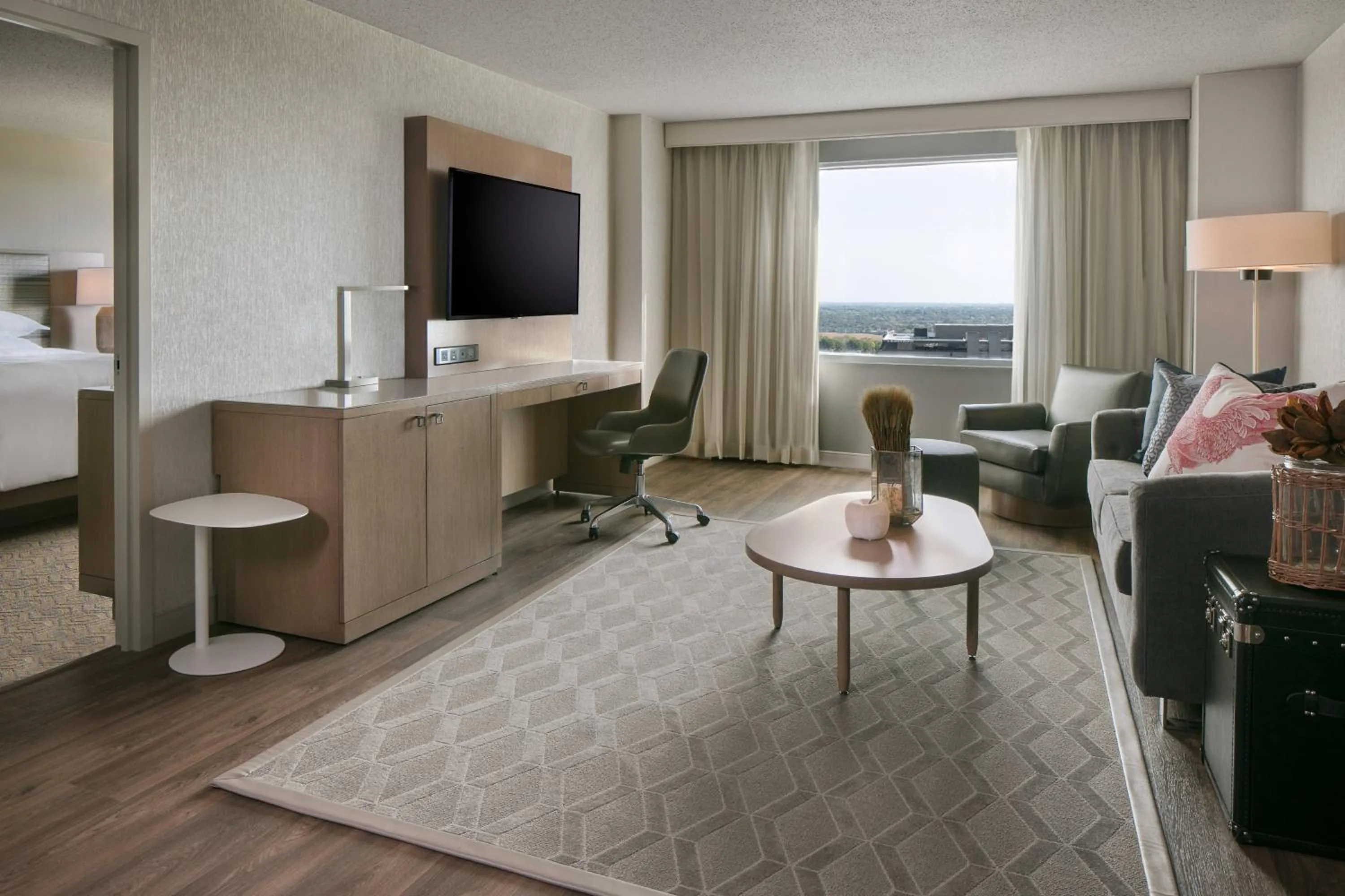 Living room, Bed in Sheraton Overland Park Hotel at the Convention Center