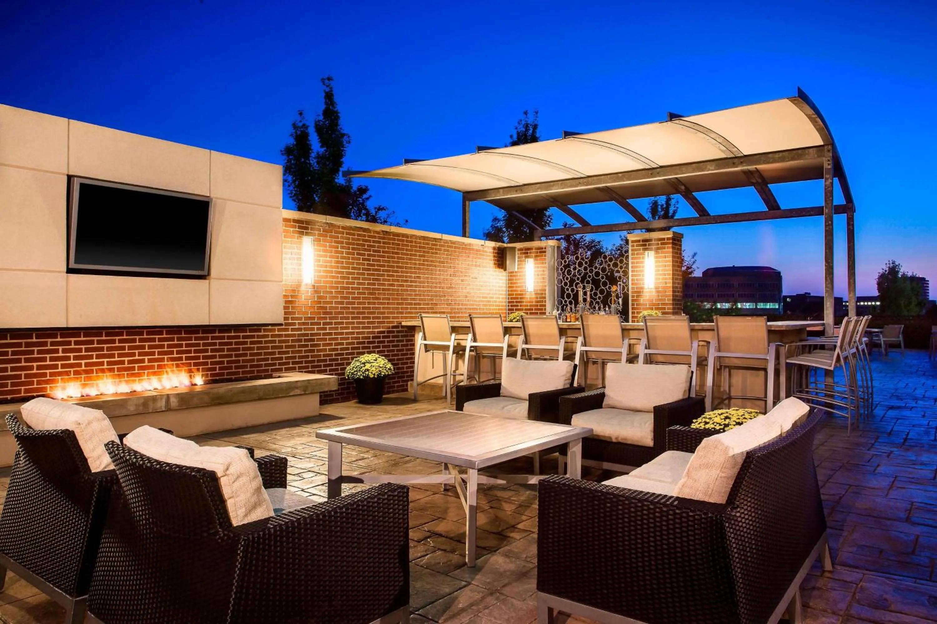 Lounge or bar in Sheraton Overland Park Hotel at the Convention Center