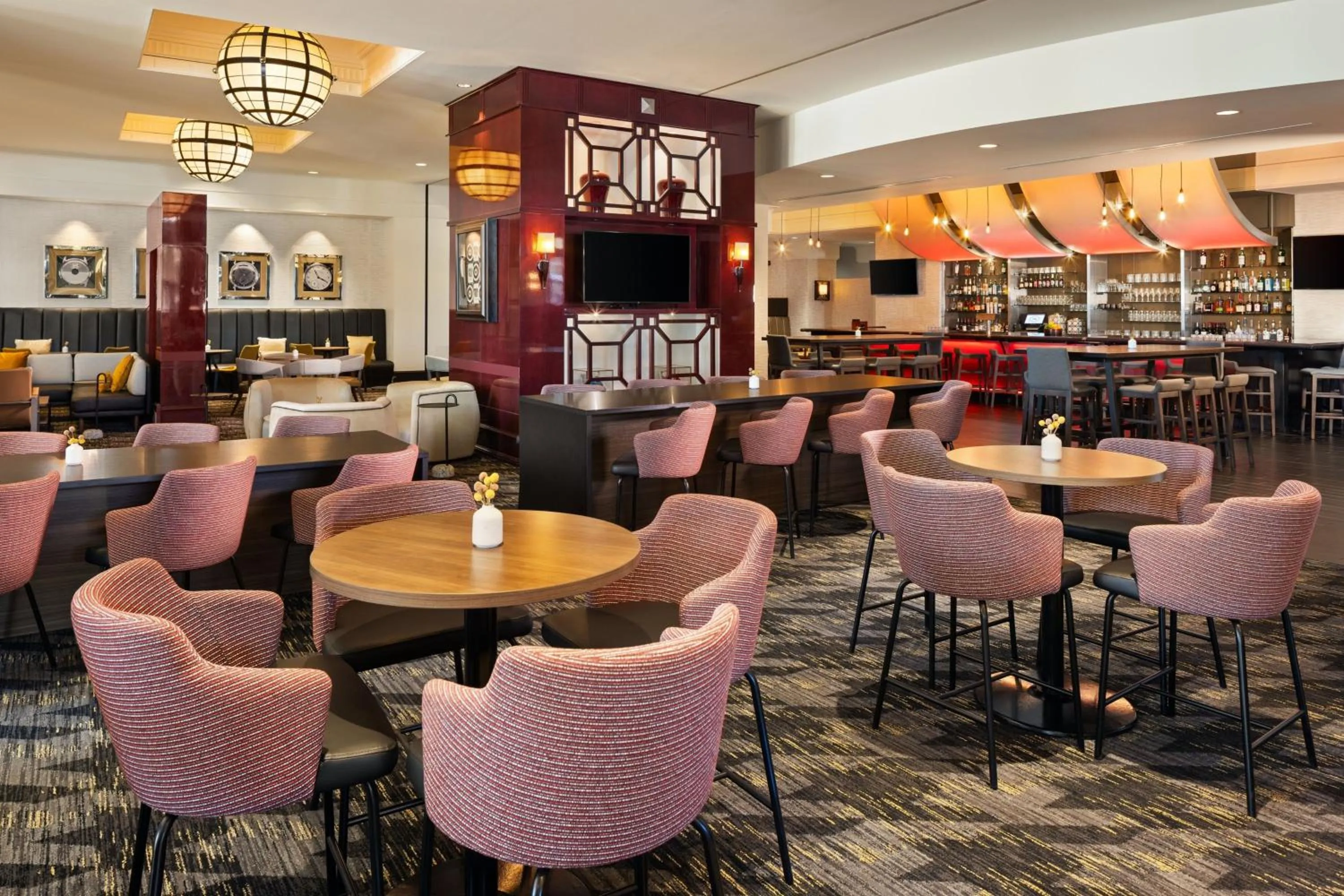 Lounge or bar in Sheraton Overland Park Hotel at the Convention Center