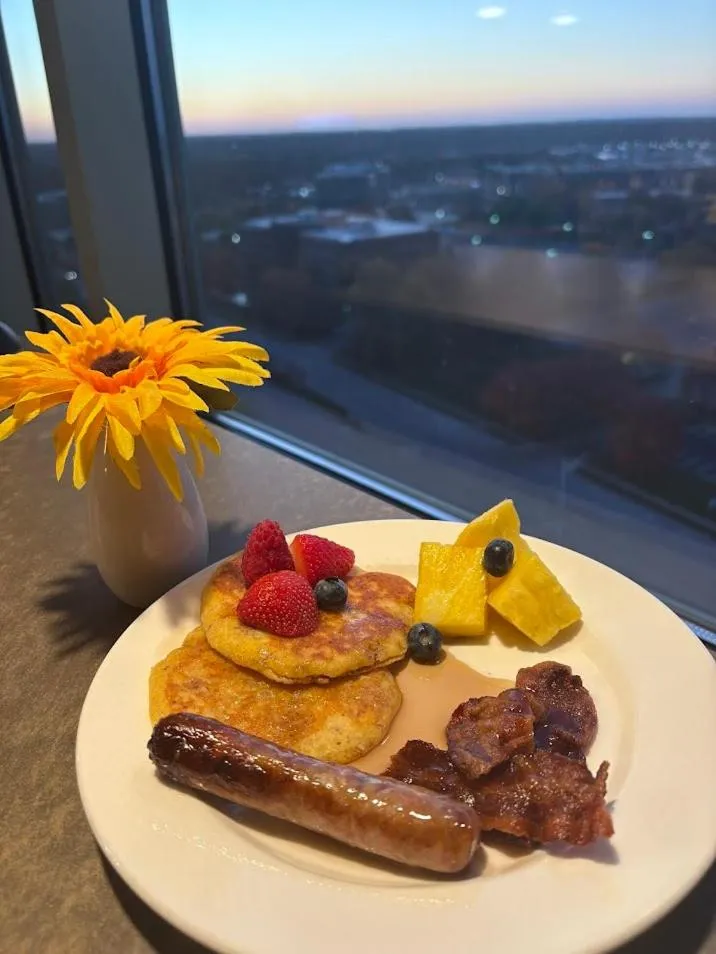 Lounge or bar in Sheraton Overland Park Hotel at the Convention Center