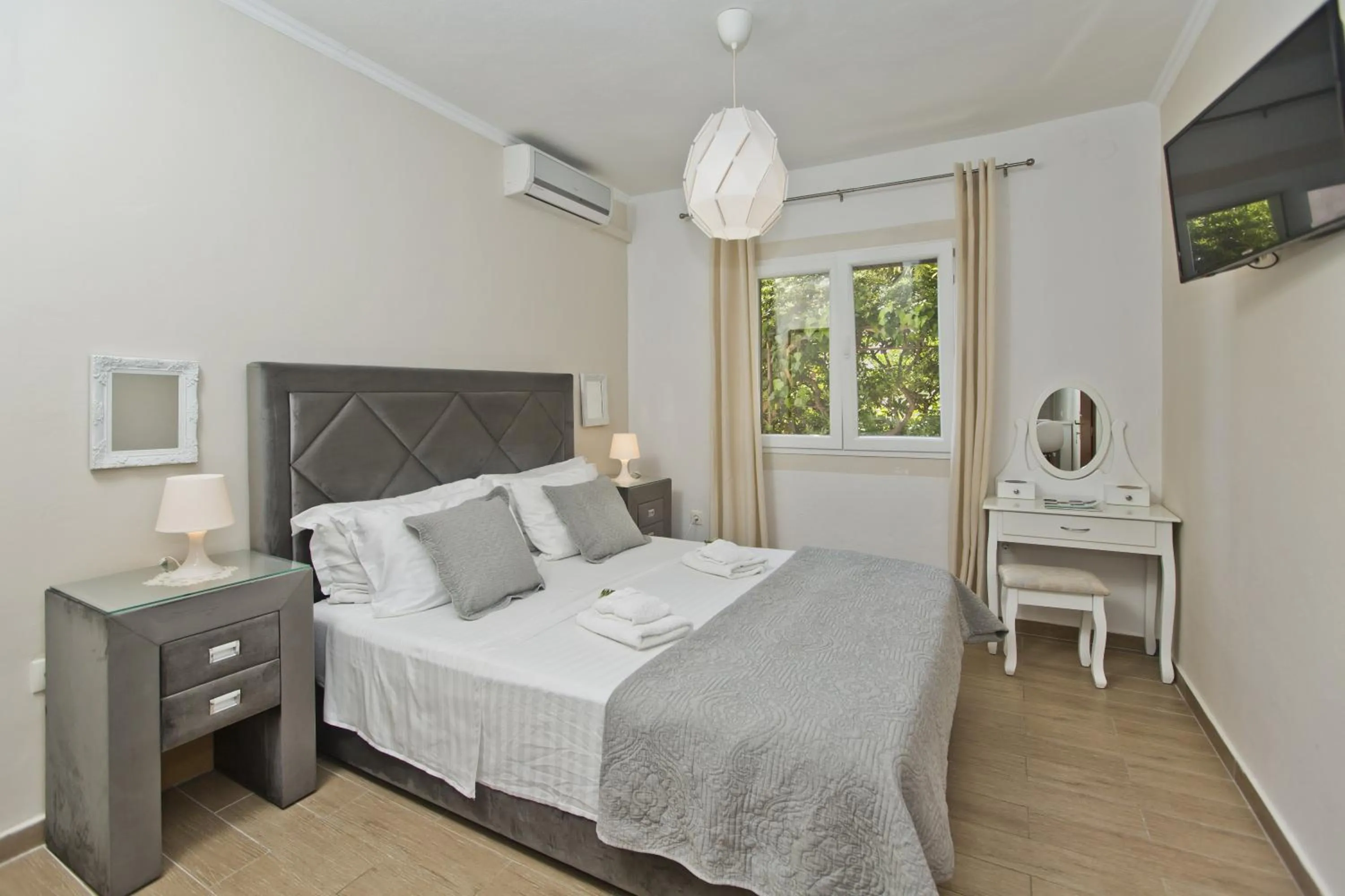 Photo of the whole room, Bed in Villa Milton Hvar