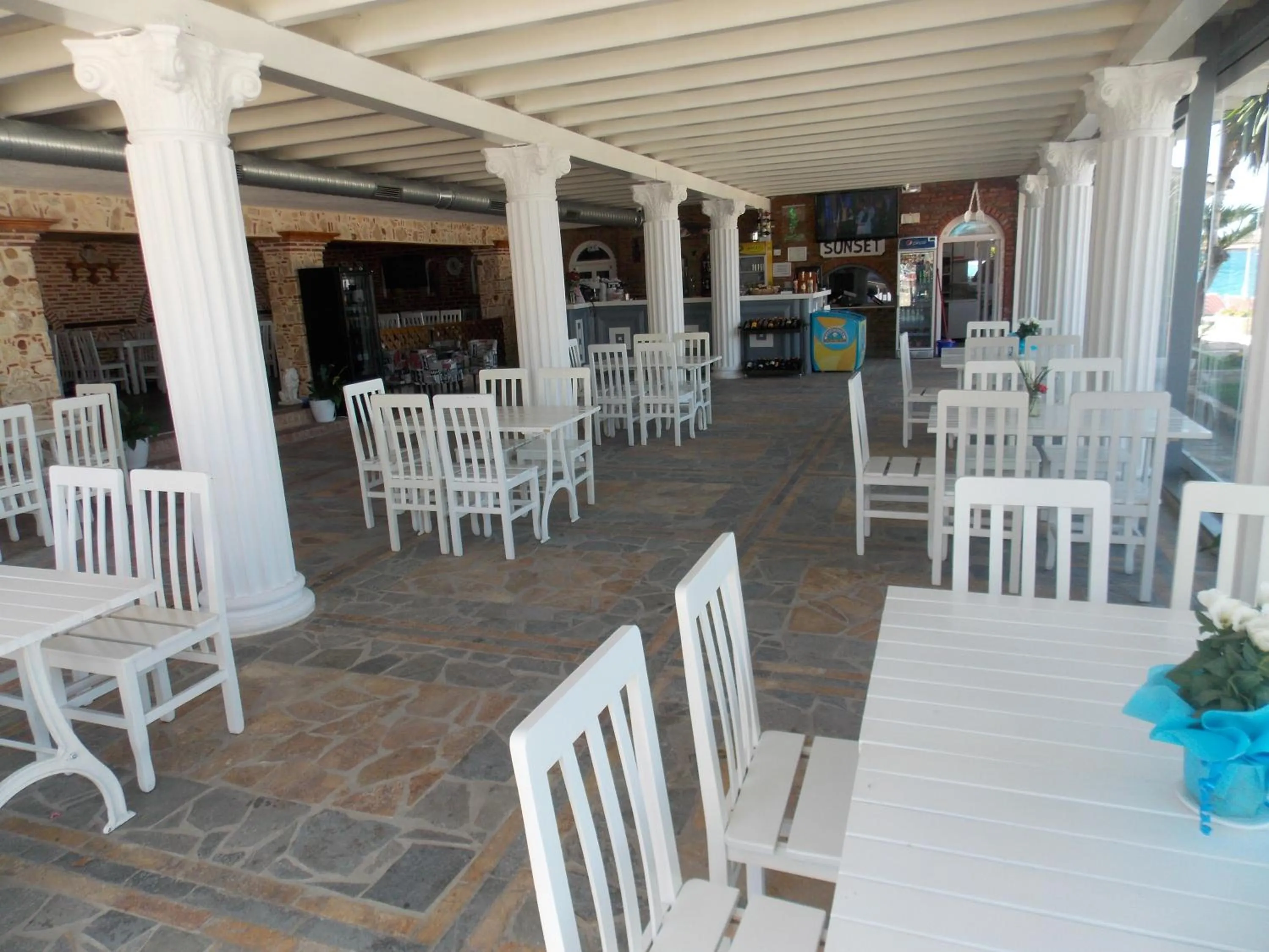 Restaurant/places to eat in Sunset Suites