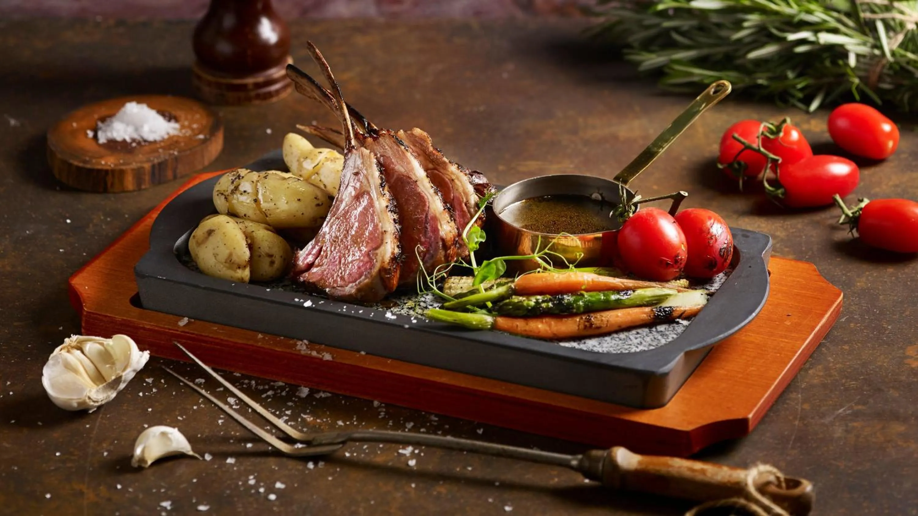 Restaurant/places to eat in Crowne Plaza Changi Airport by IHG