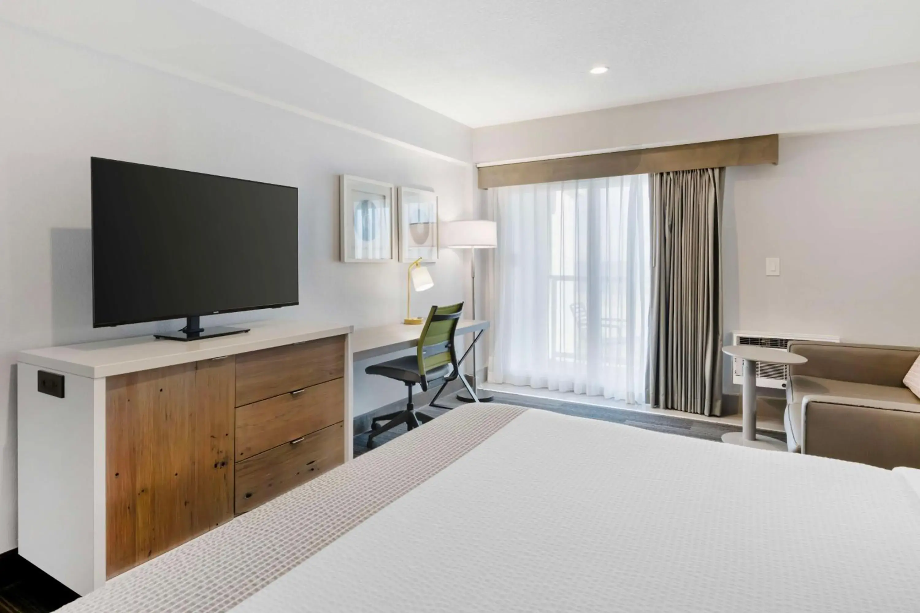 Bedroom, Bed in Best Western Oceanfront Bedroom, Bed in Best Western Oceanfront