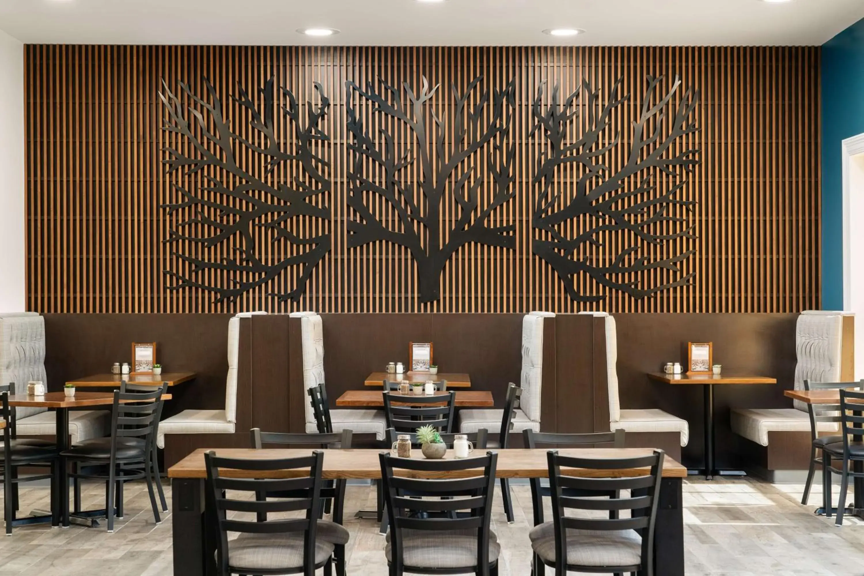 Lounge or bar in DoubleTree Resort by Hilton Lancaster Lounge or bar in DoubleTree Resort by Hilton Lancaster