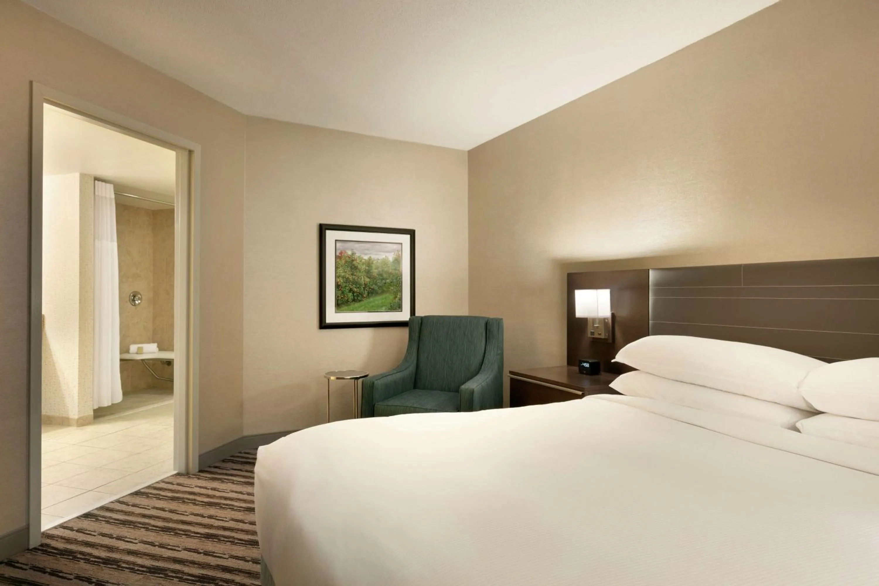 Bed in DoubleTree Resort by Hilton Lancaster