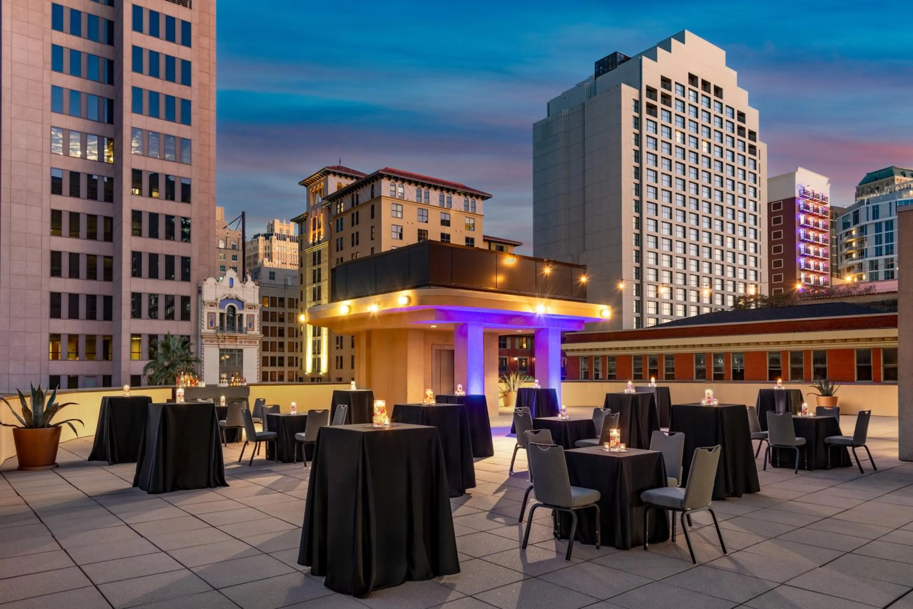 Night in Embassy Suites San Antonio Riverwalk-Downtown