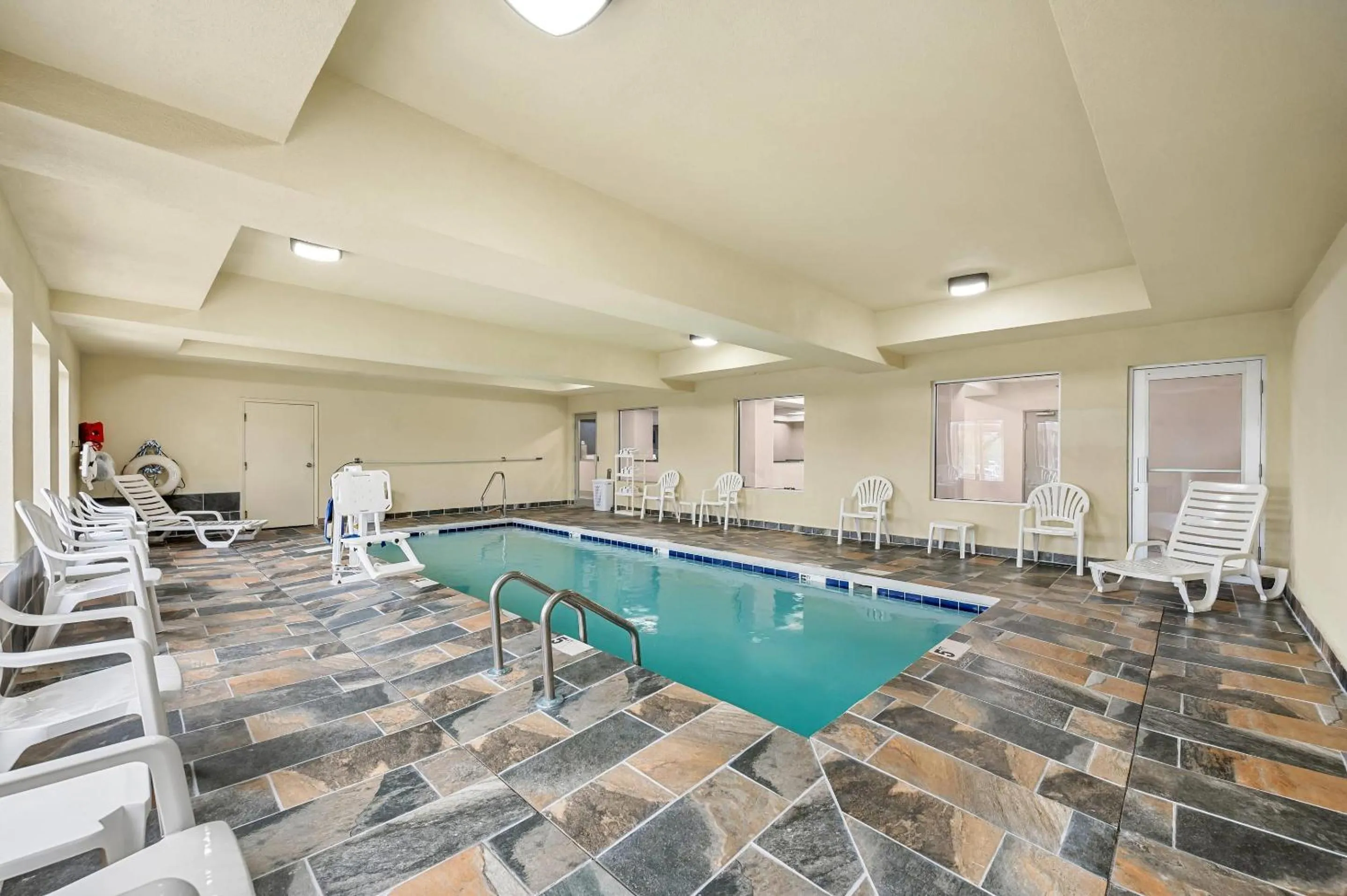 Swimming pool in Comfort Inn Indianapolis East