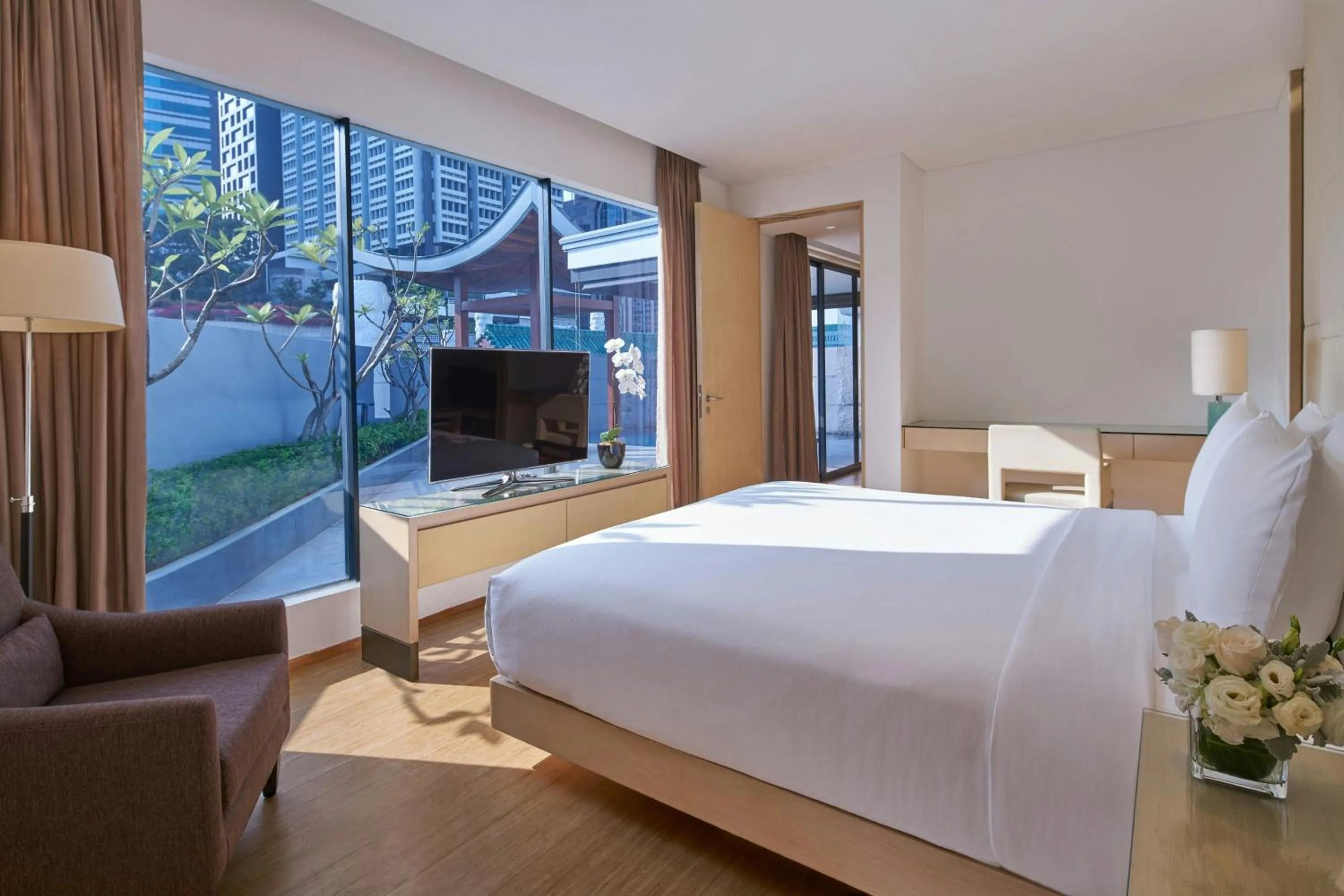 Photo of the whole room, Bed in Singapore Marriott Tang Plaza Hotel