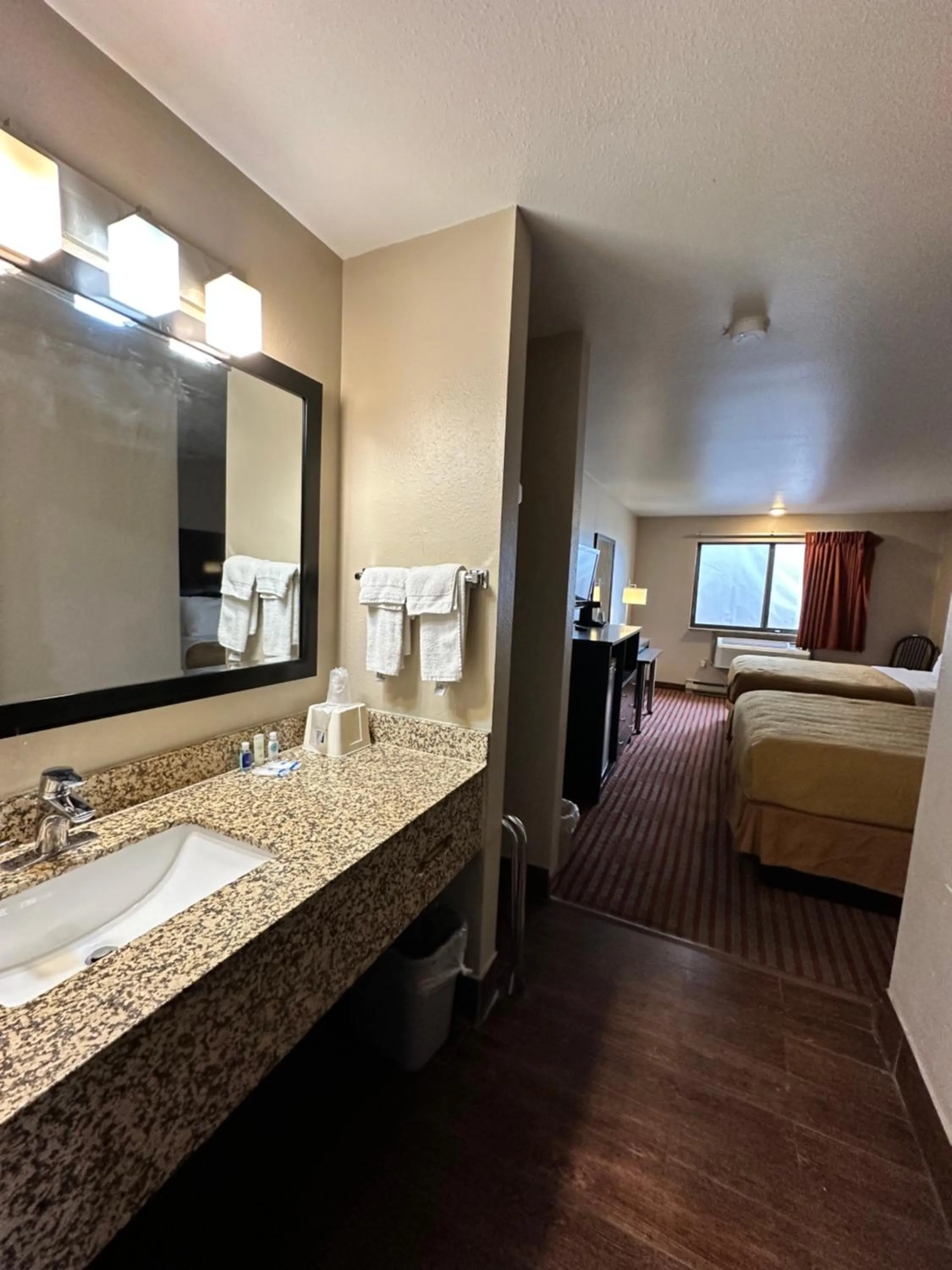 Bedroom, Bed in Rodeway Inn & Suites Madison East