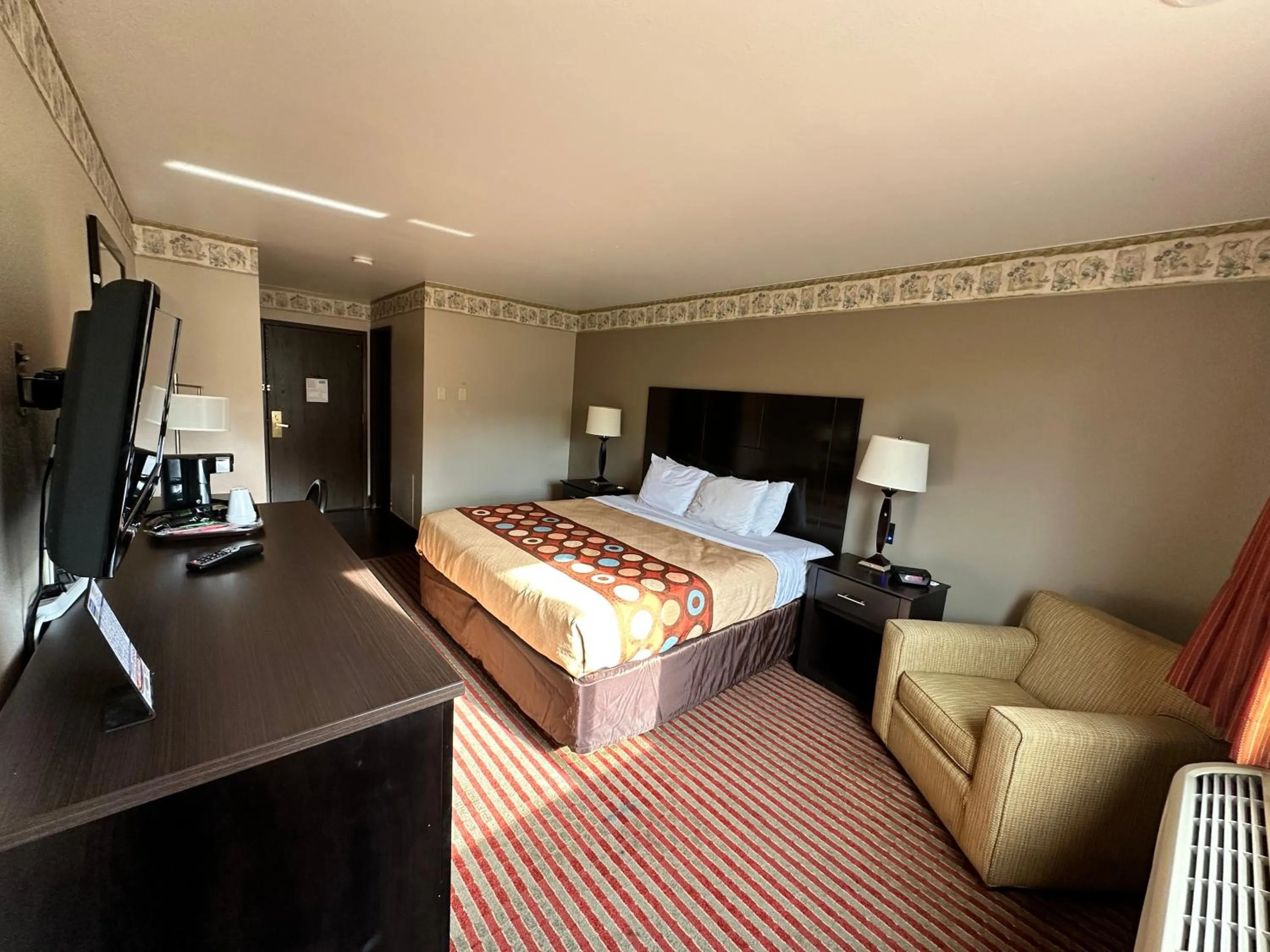 Bedroom, Bed in Rodeway Inn & Suites Madison East