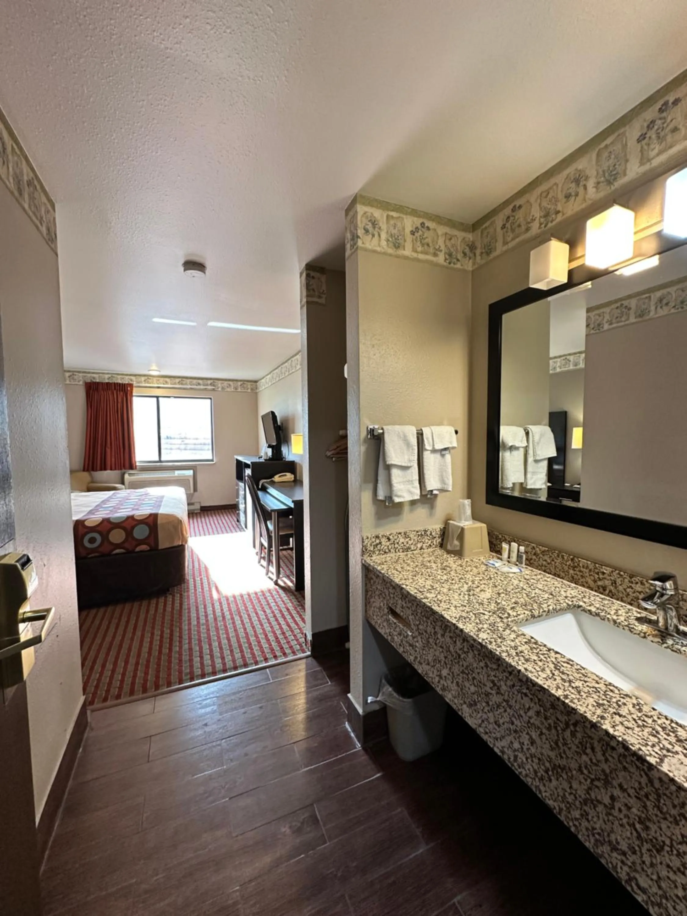 Bathroom, Bed in Rodeway Inn & Suites Madison East