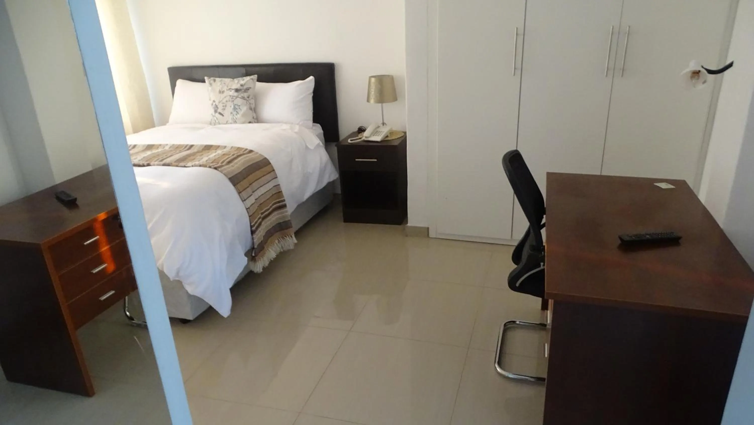 wardrobe, Bed in Mt Pleasant Bed and Breakfast Ltd