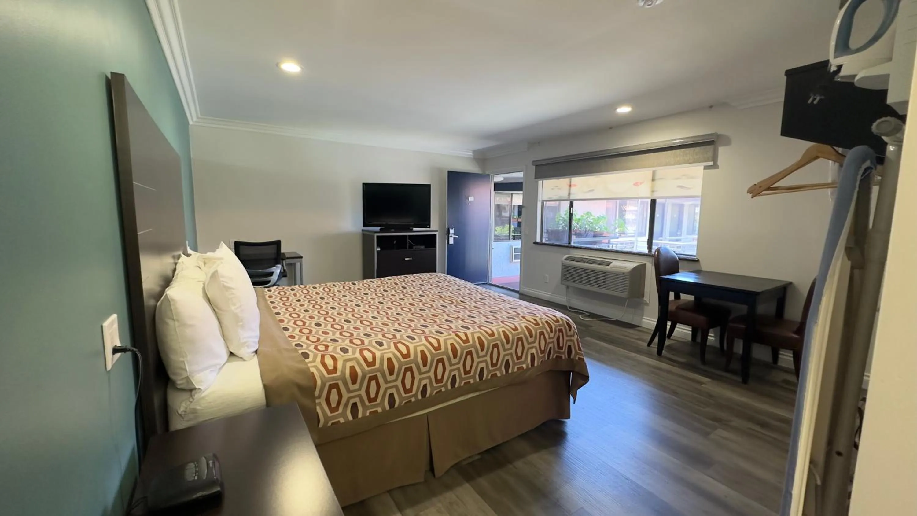 Bed in Garden Inn and Suites Glendora