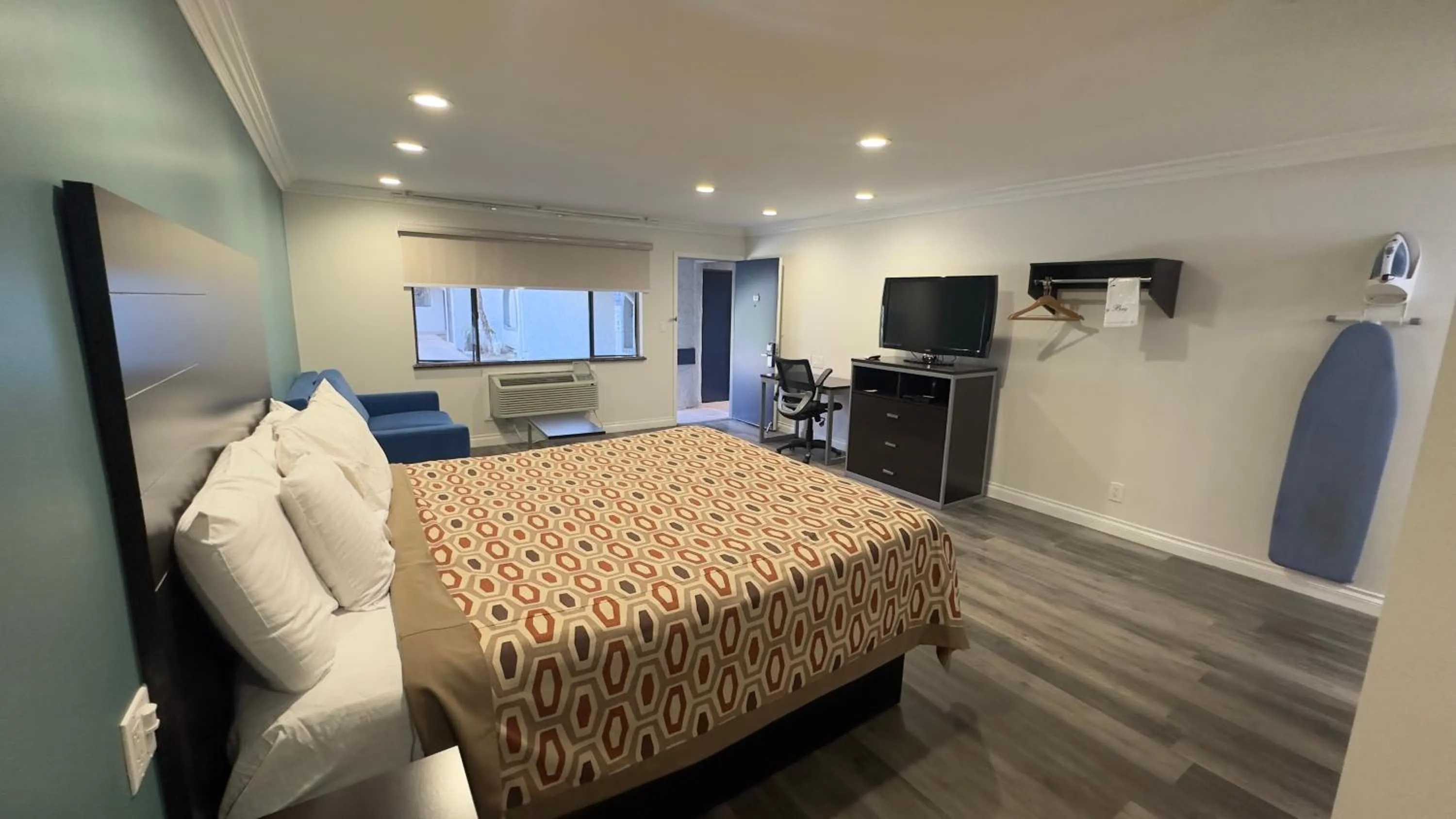 Bed in Garden Inn and Suites Glendora