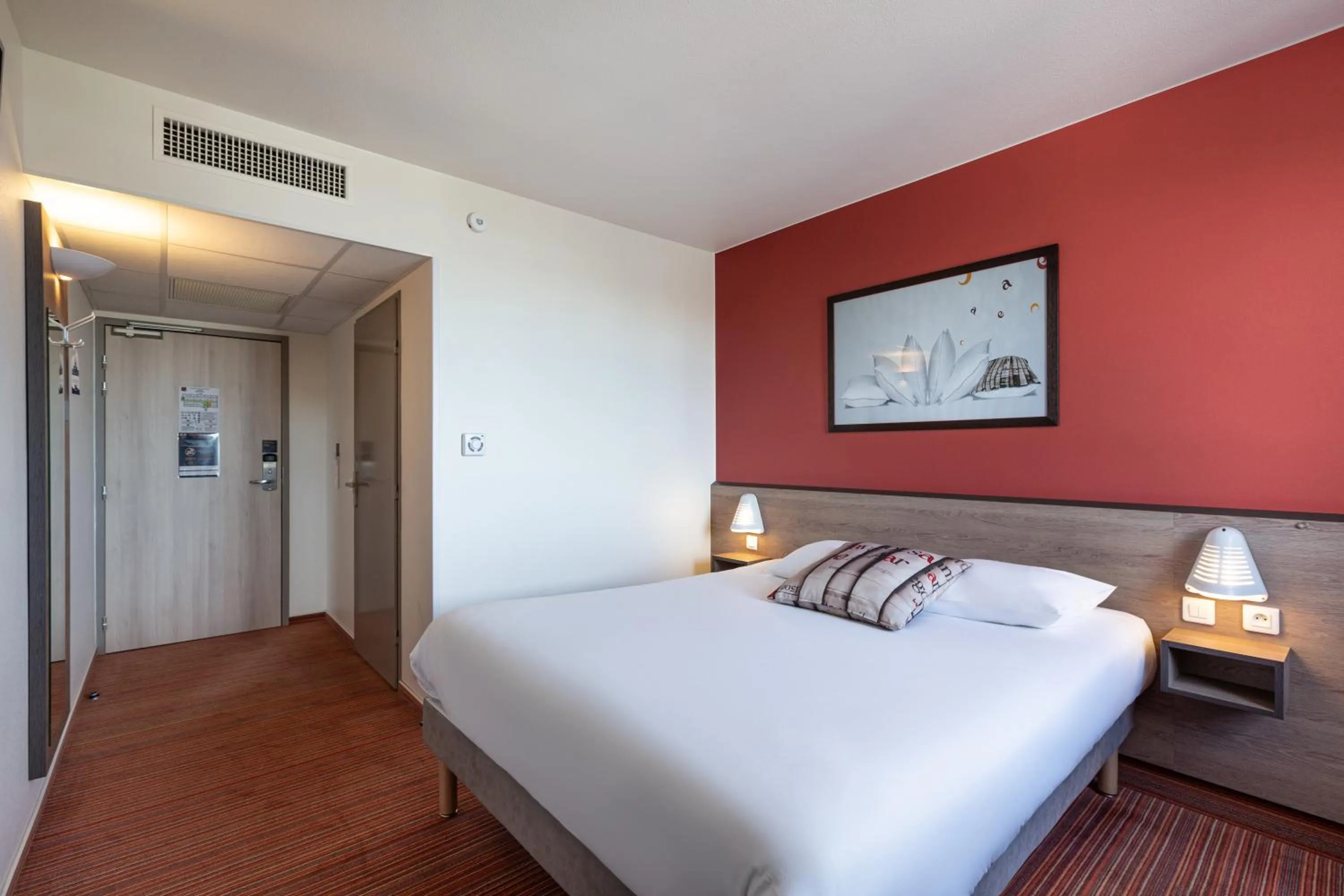 Photo of the whole room, Bed in Ace Hotel Bordeaux Cestas