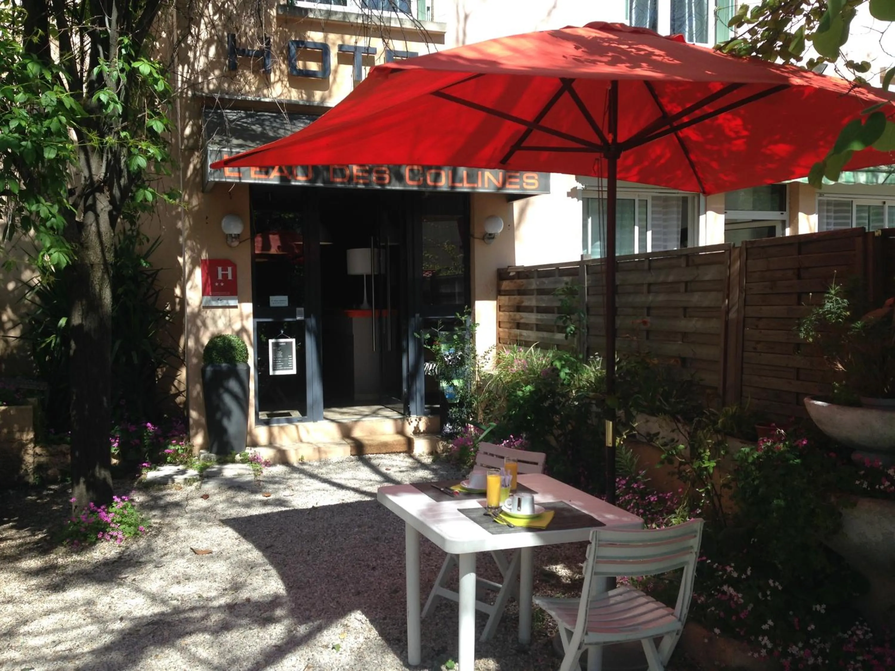 Patio in Hôtel L'Eau Des Collines
