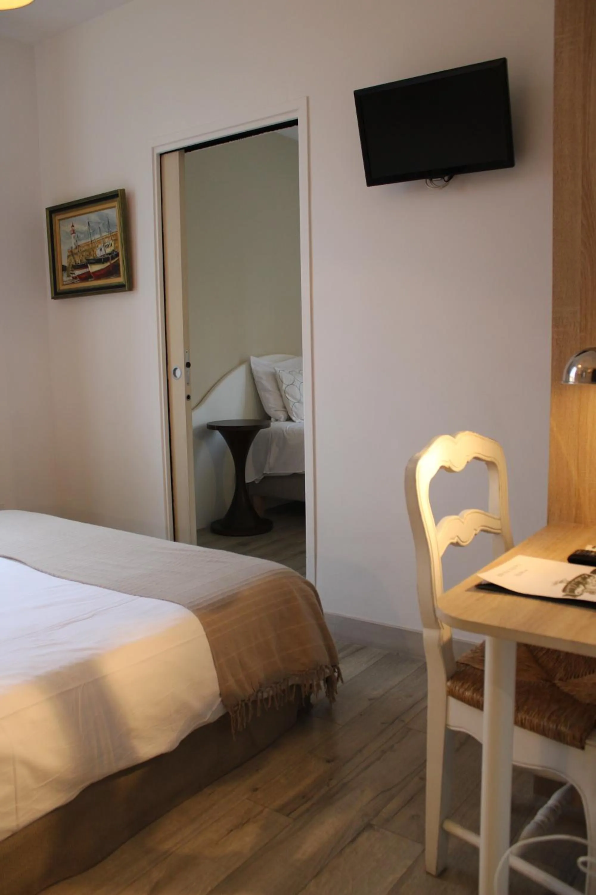 Photo of the whole room, Bed in Hôtel La Villa des Oliviers