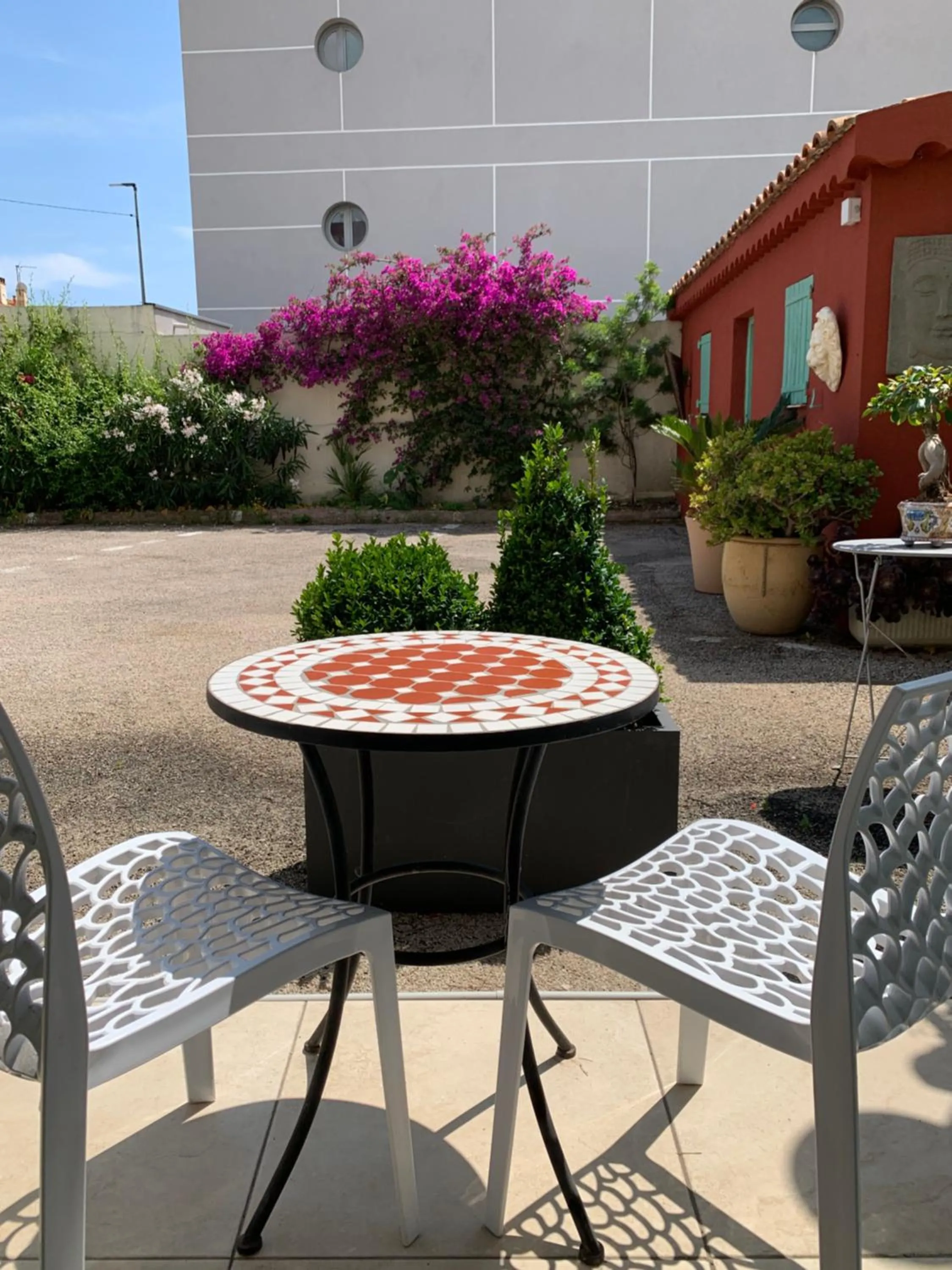 Patio in Hôtel La Villa des Oliviers