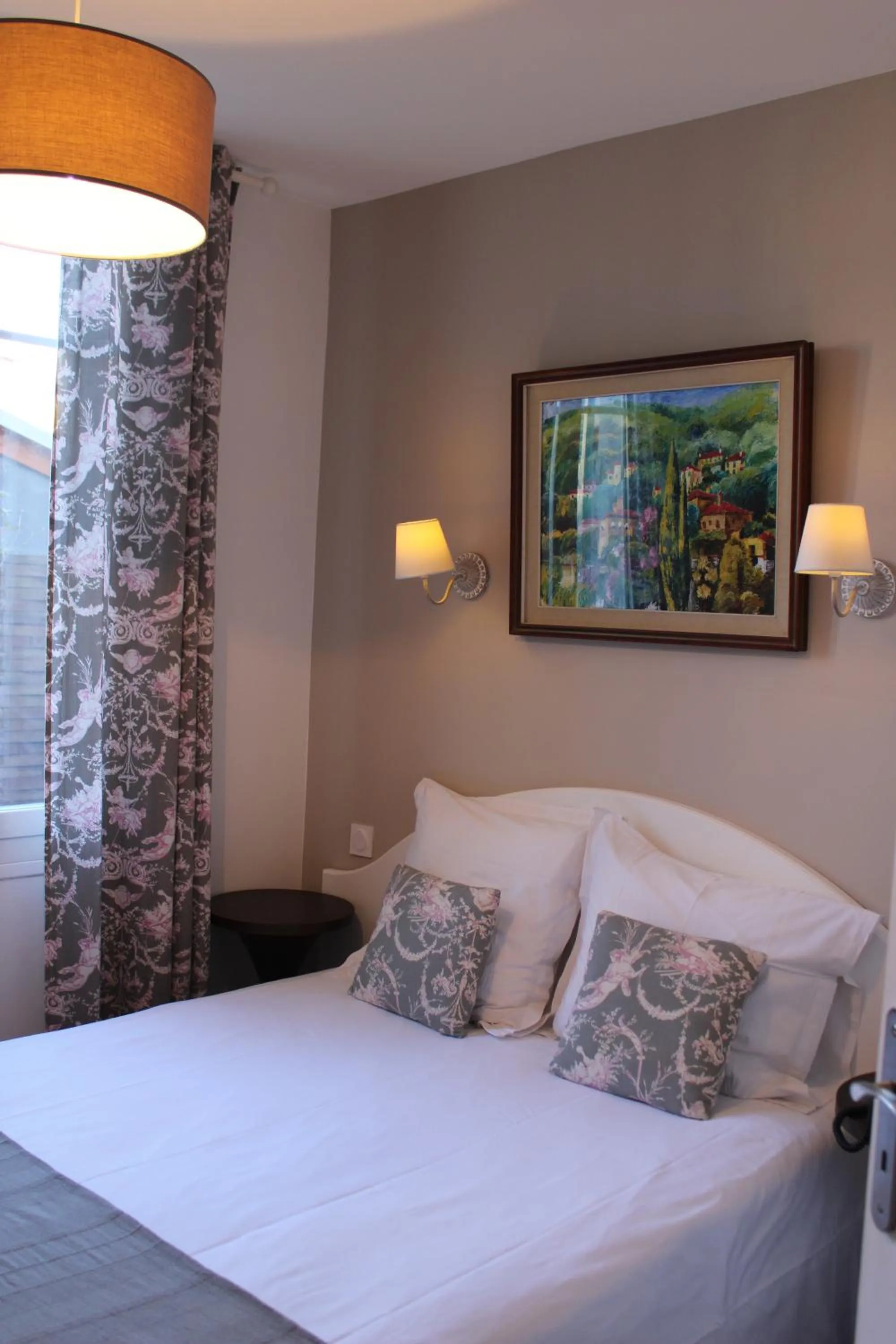 Photo of the whole room, Bed in Hôtel La Villa des Oliviers