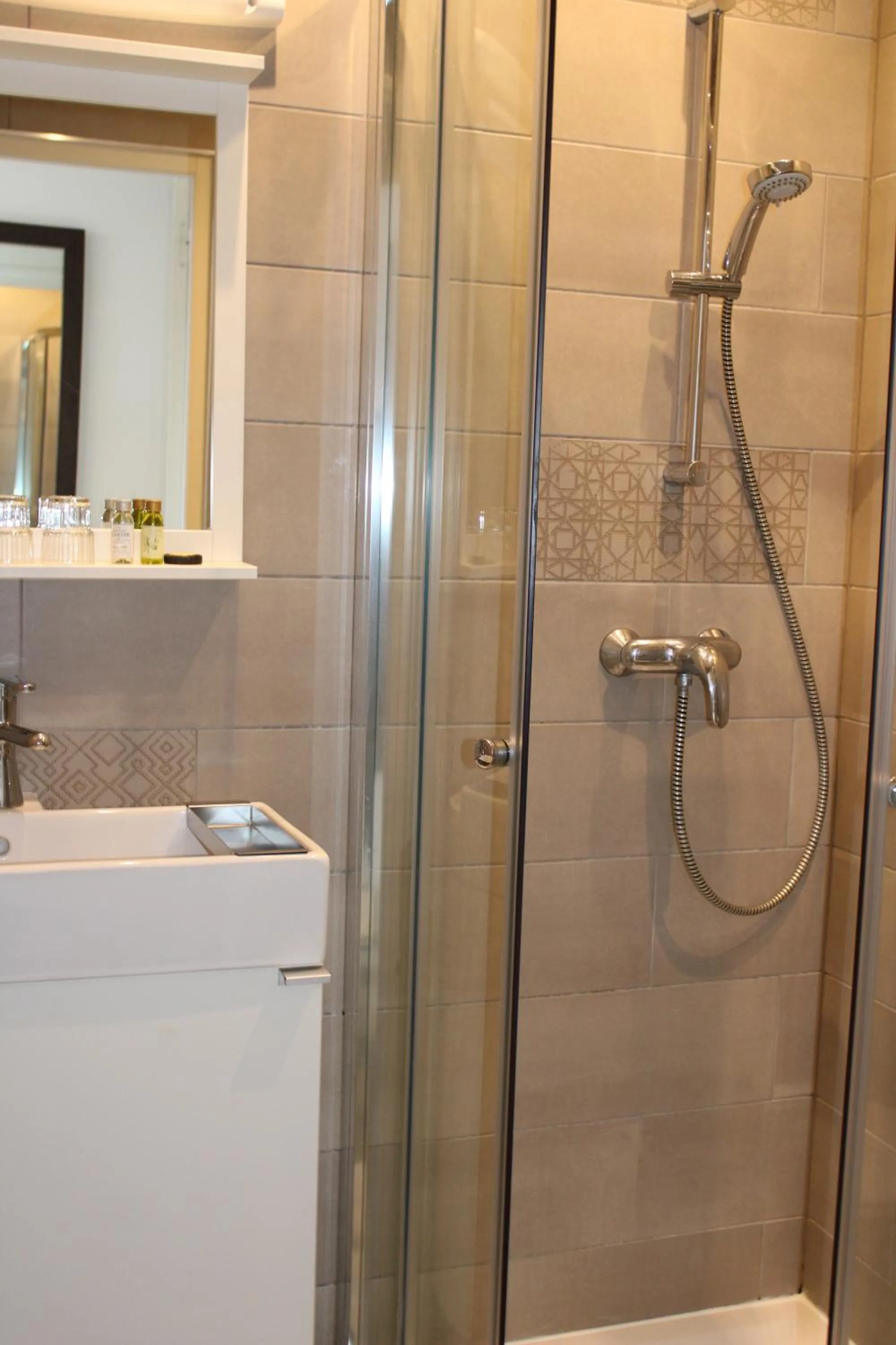 Shower in Hôtel La Villa des Oliviers